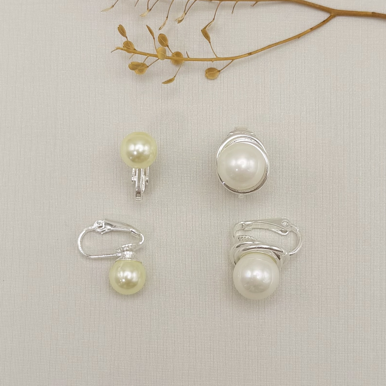07.2807.15.S - Brinco de pressão com dois círculos enlaçados lisos com pérola shell 10mm
