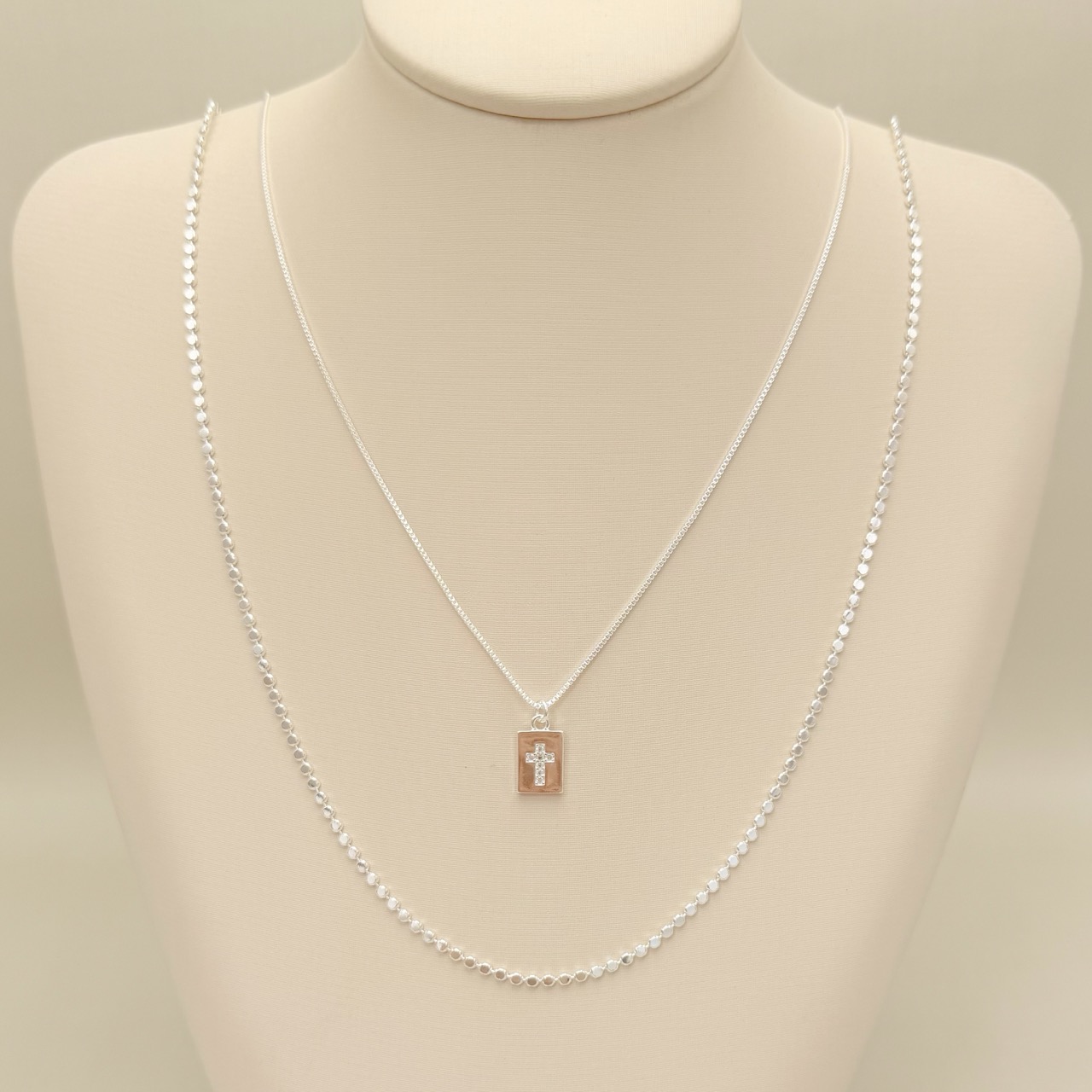 09.2494.0.S - (70) Colar longo malha de bolinhas achatadas.