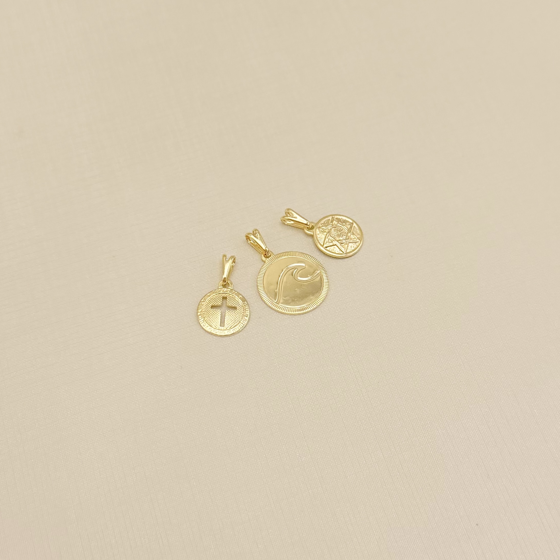 11.0610.0.O - Pingente medalha com estrela de Davi em alto relevo.