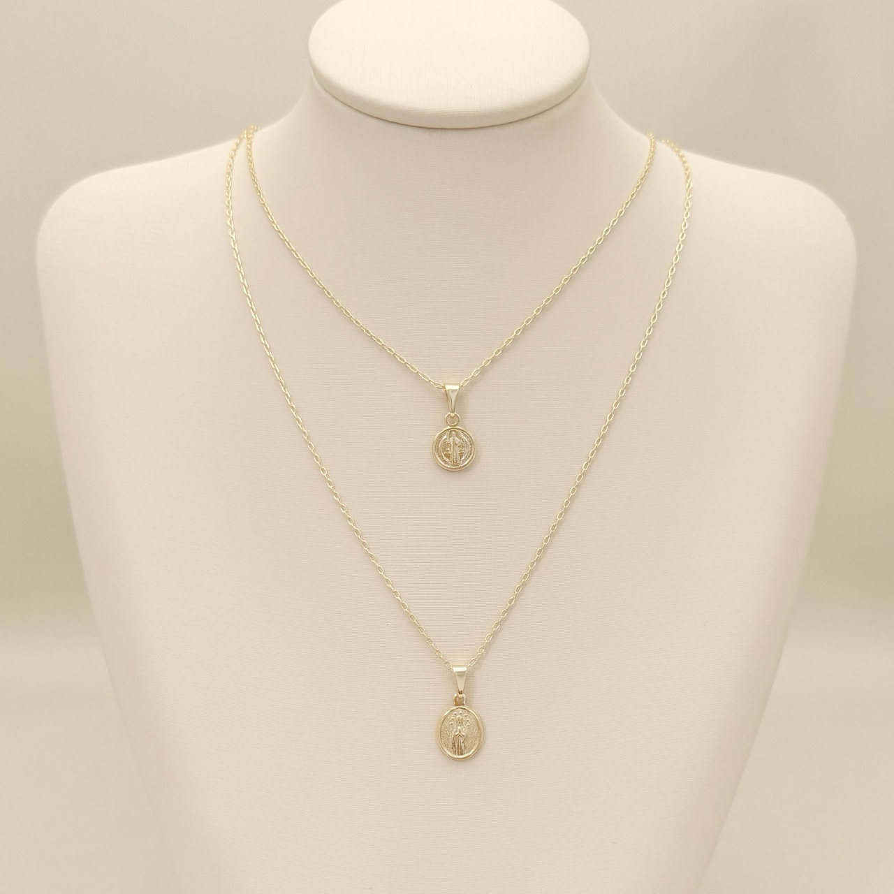 09.2460.0.O - (45) Colar de cartier com pingente oval de Nossa Senhora de Guadalupe