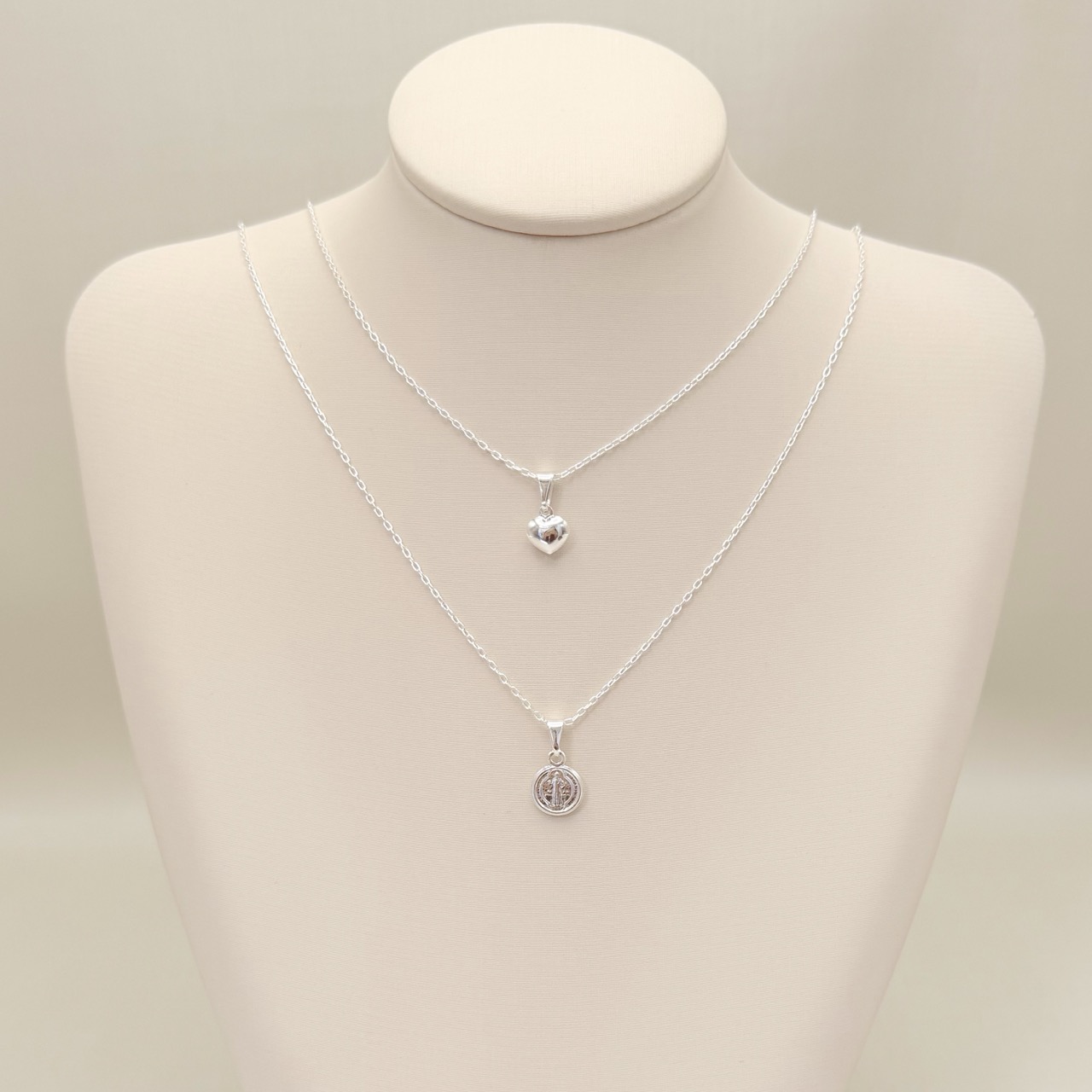 09.2461.0.S - (45) Colar em cartier com pingente moeda de São Bento lisa