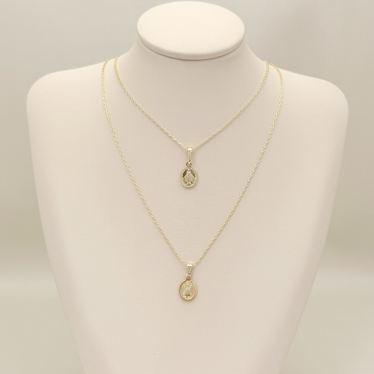 09.2462.0.O - (45) Cola rde cartier com pingente oval de Nossa Senhora liso