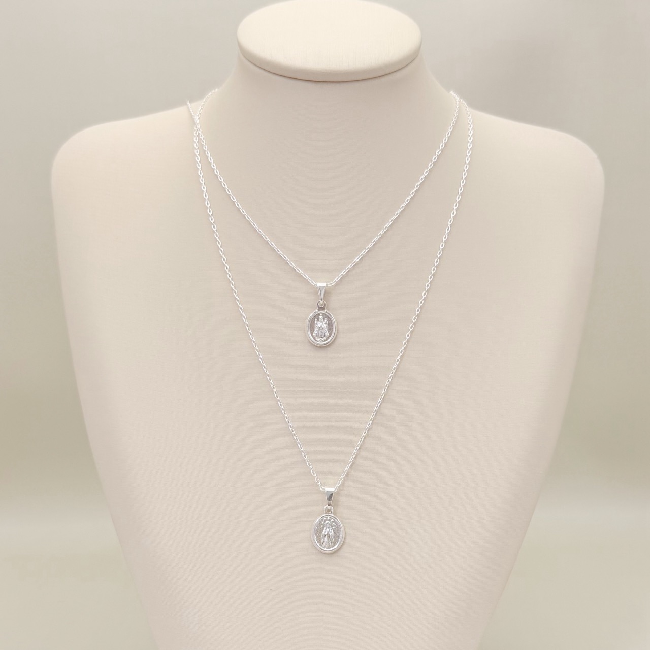 09.2462.0.S - (45) Cola rde cartier com pingente oval de Nossa Senhora liso