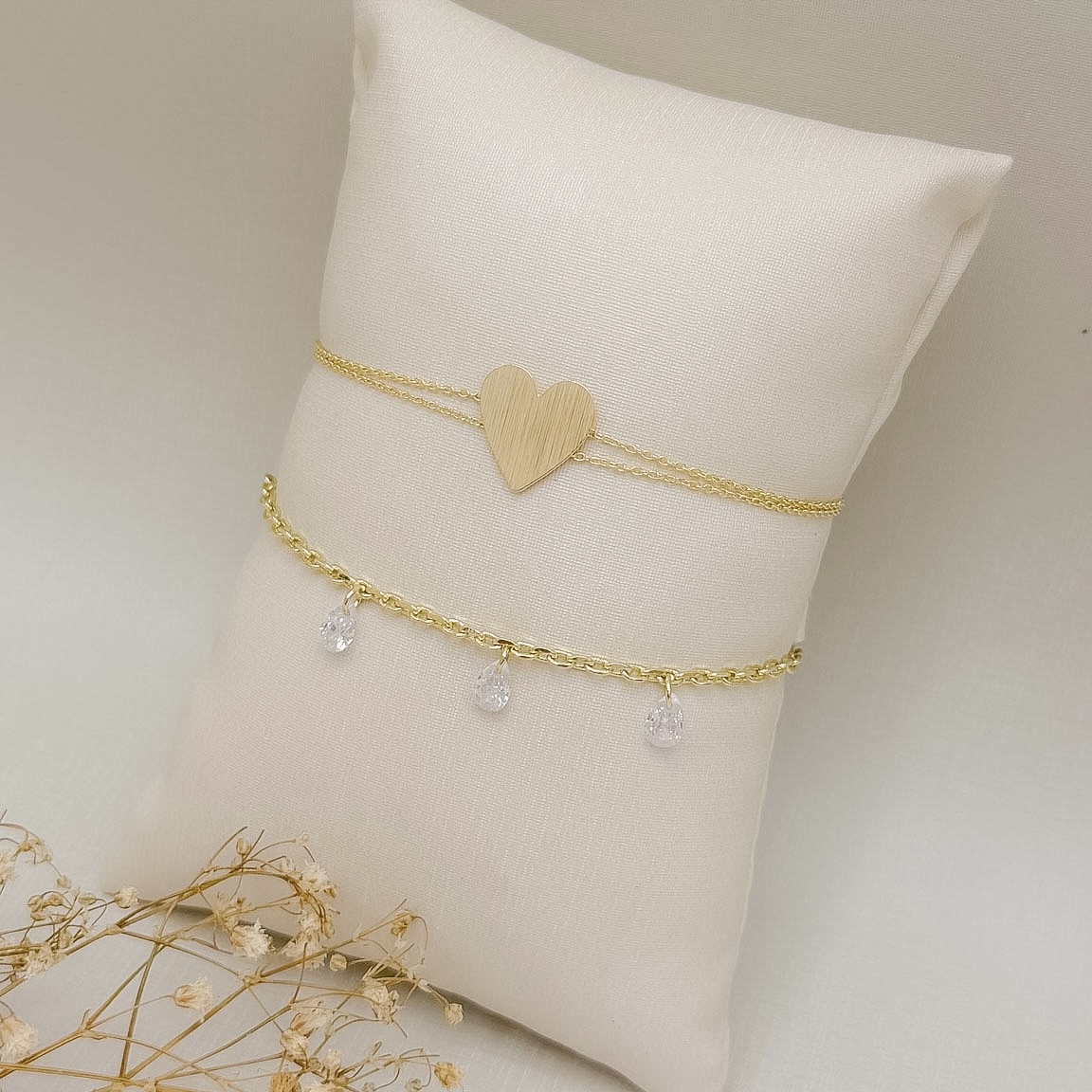 12.2319.1.O - Pulseira de elos insp. cartier com três pingentes de pontos de luz em gota