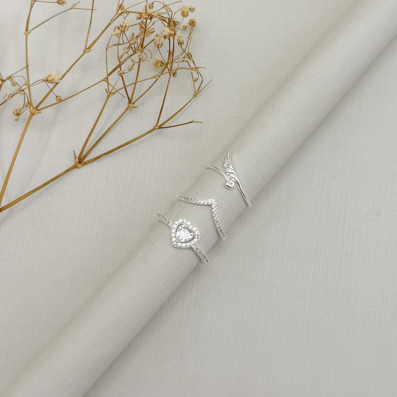 03.2572.1.S - (15) Anel de aro em V com frente cravejada e atras liso