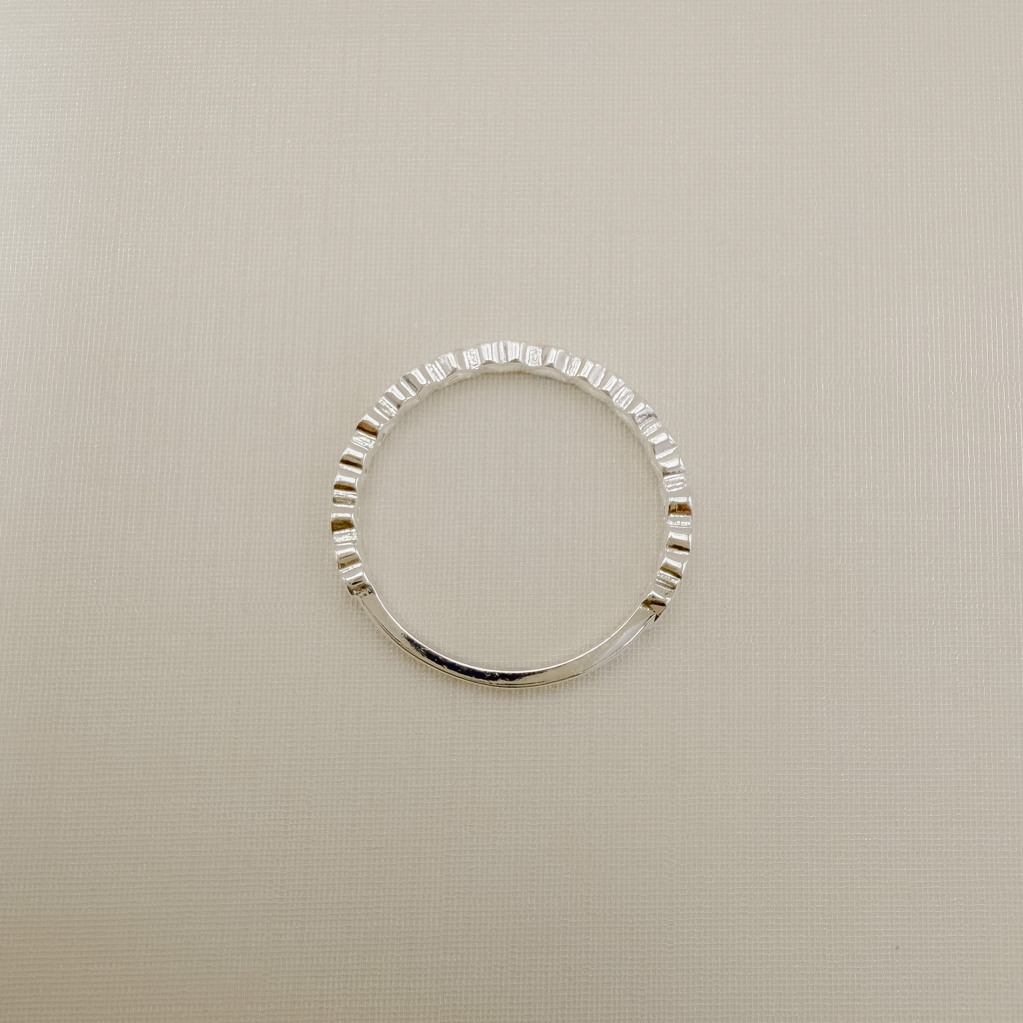 03.2587.0.S - (22) Anel estilo aparador em mini silhuetas de corações lisos