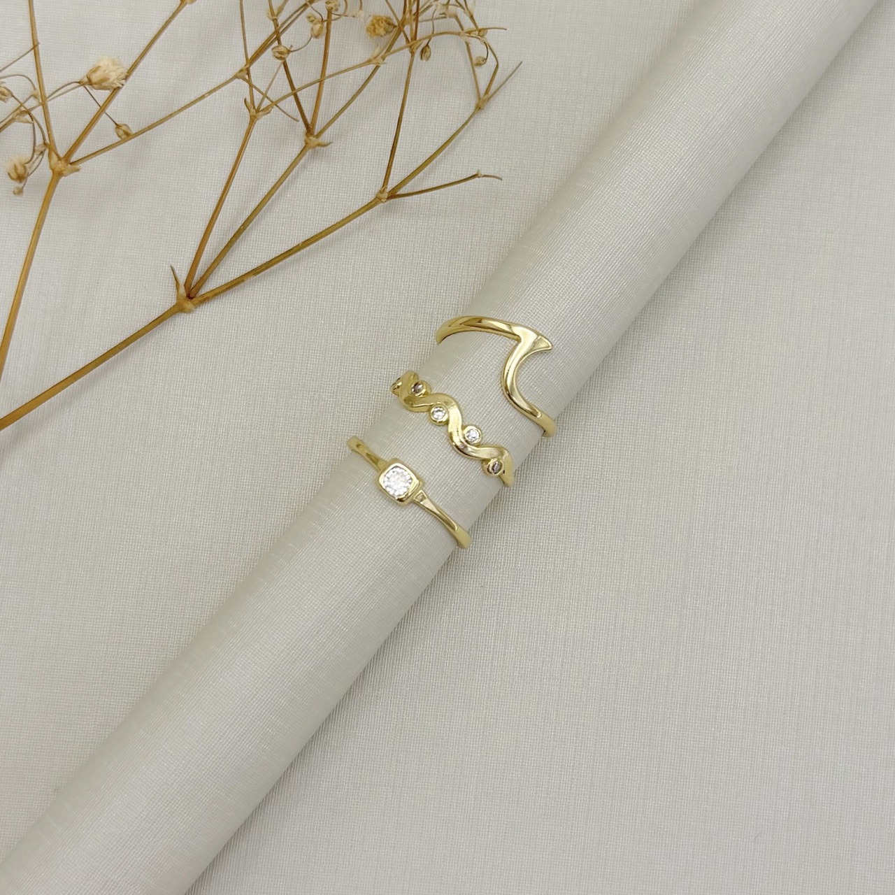 03.2590.1.O - (13) Anel de aro liso com solitário em pedra moeda com acabamento gypsy quadrado