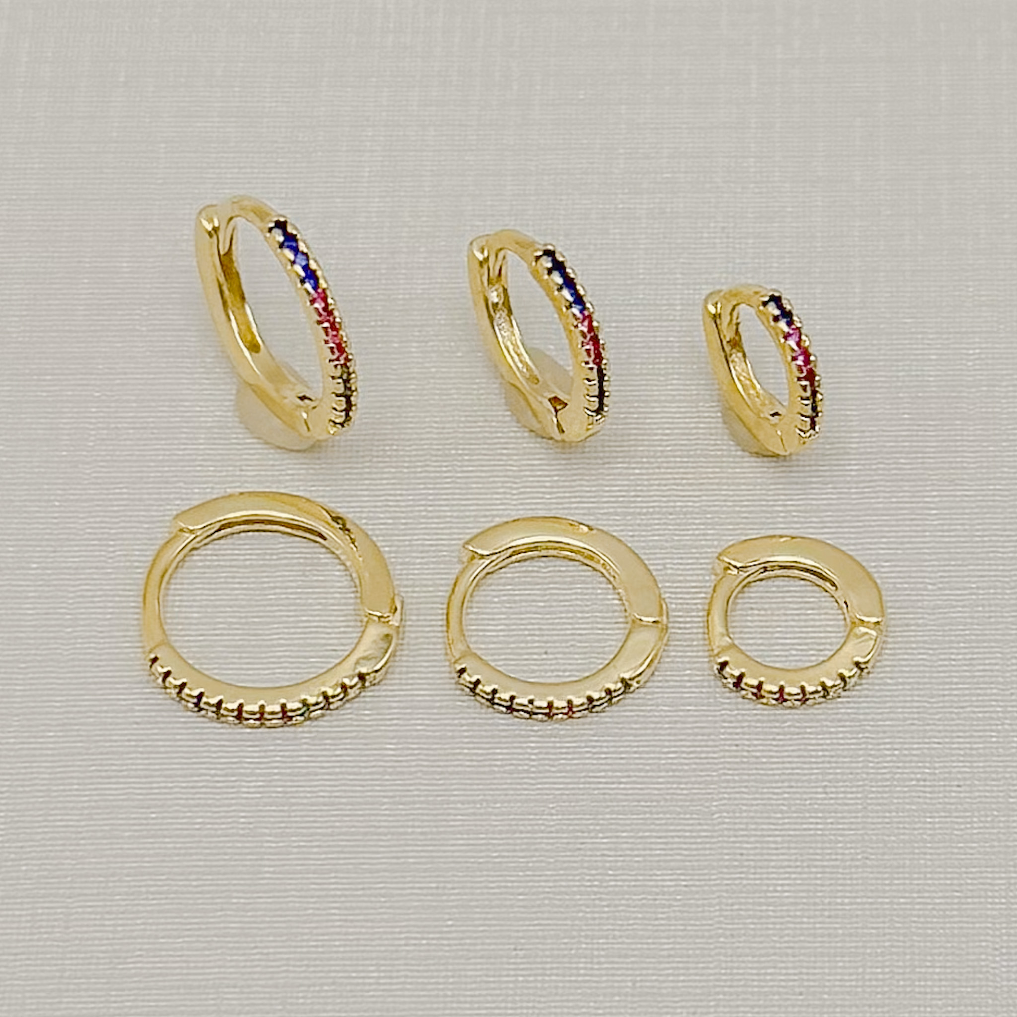 05.3181.C.O - Trio de argola de uma coluna com cravação em barras e pedras coloridas