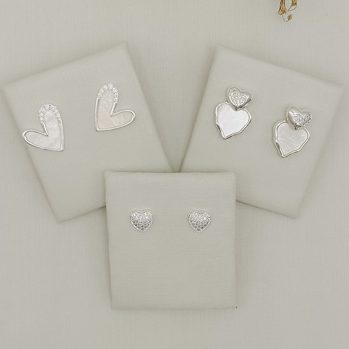 07.2894.1.S - Brinco de formato coração em cravação chuveiro com borda lisa