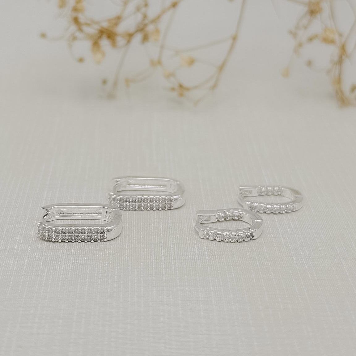05.3205.1.S - Argola de formato retangular com duas colunas de cravação em garras