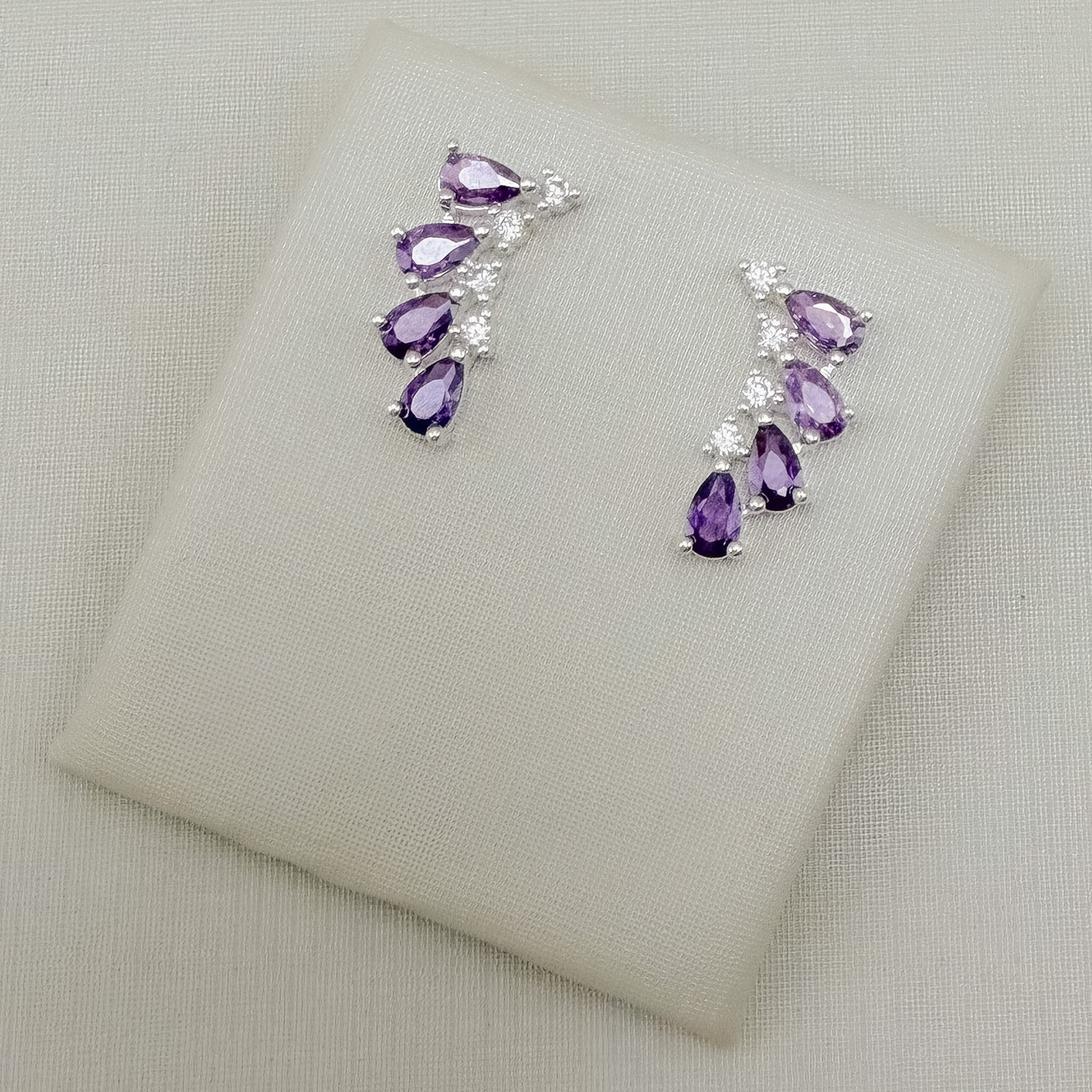 06.1392.22.O - Brinco ear-cuff em quatro gotas e pontos de luz em estilo asa