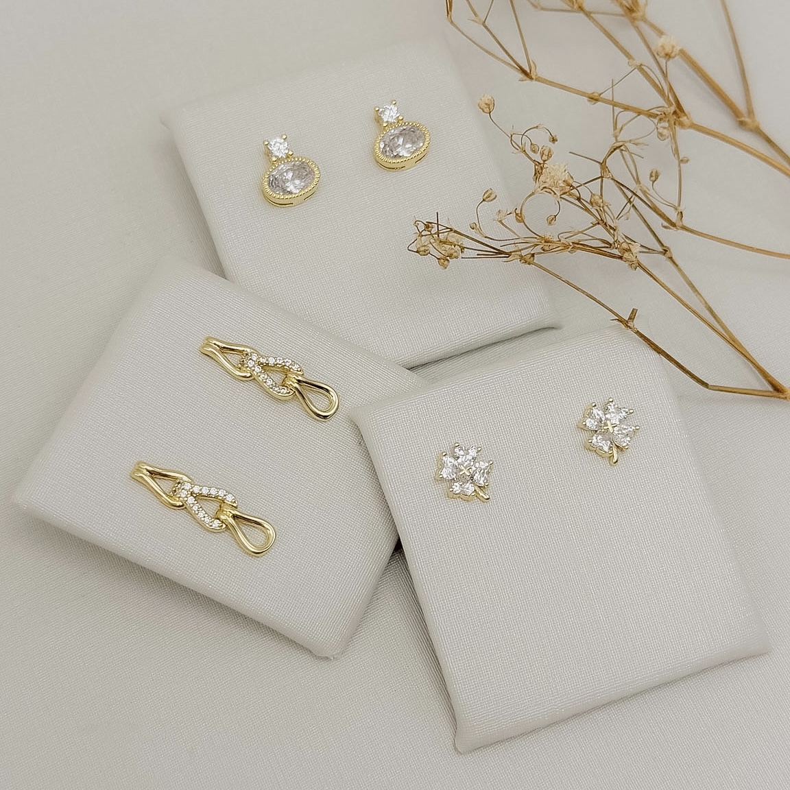06.1394.1.O - Brinco de três silhueta de gota com central cravejado