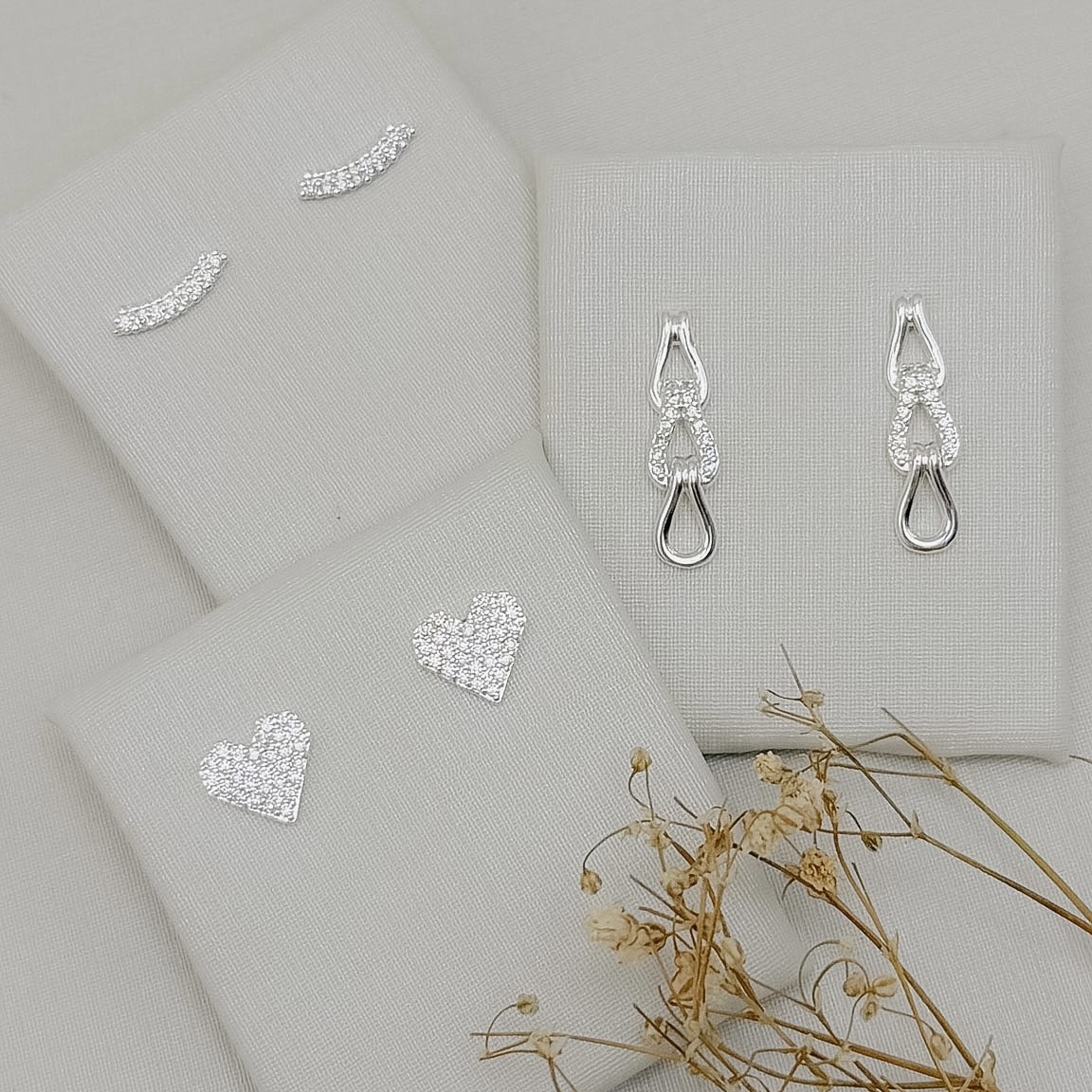 07.2911.1.S - Brinco mini ear-cuff curvado de uma linha cravejado com bolinhas lisas