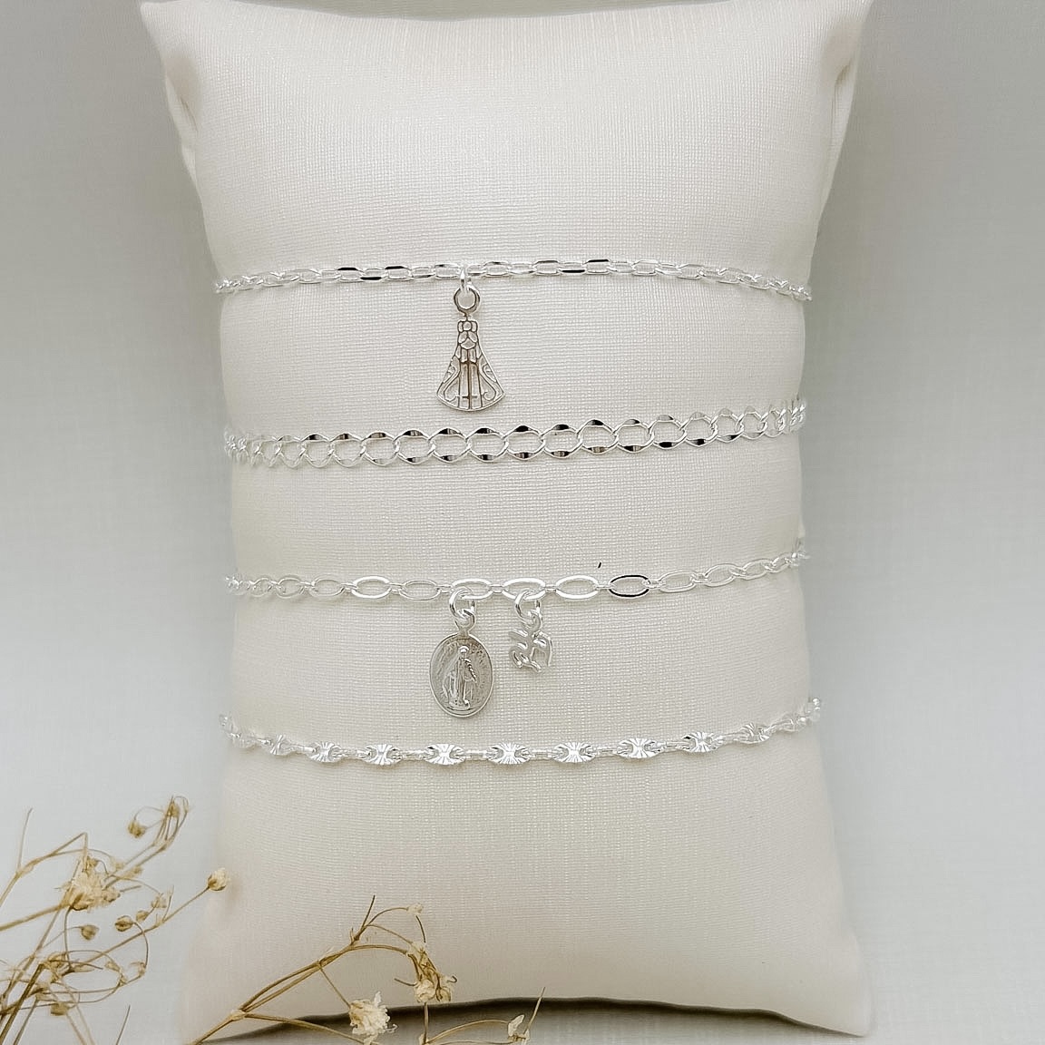12.2347.0.S - Pulseira de elos figaro oval com pingente de Nossa Senhora e escrita fé