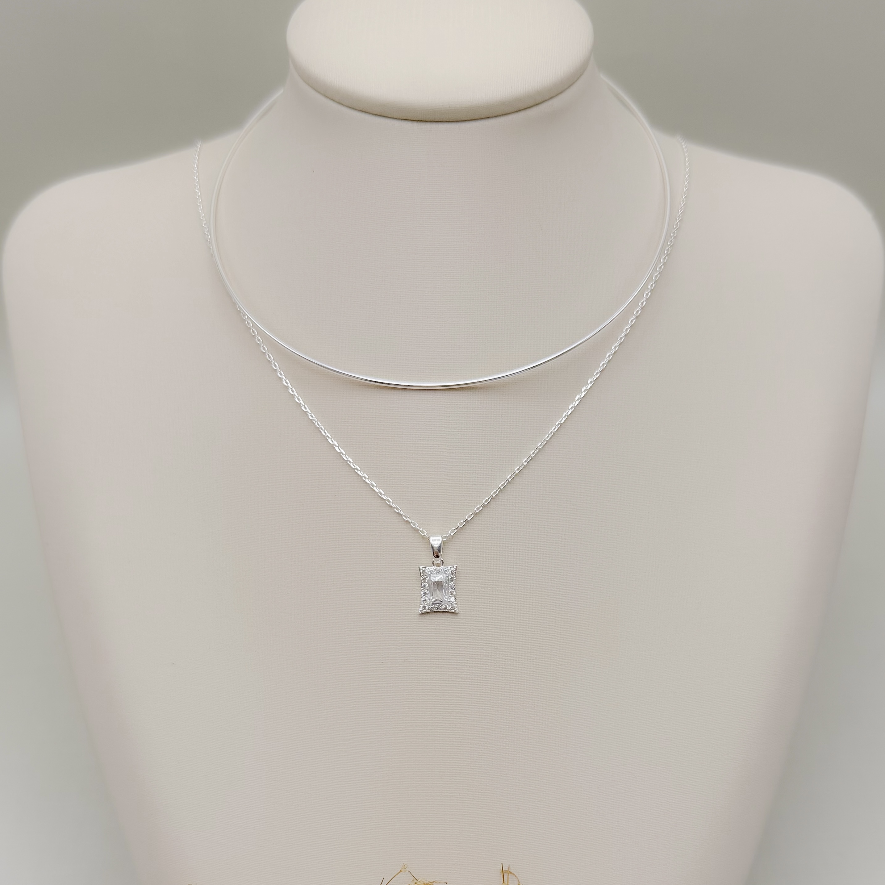 09.2552.1.S - (45) Colar de elos cartier com pingente retangular com uma linha de aura