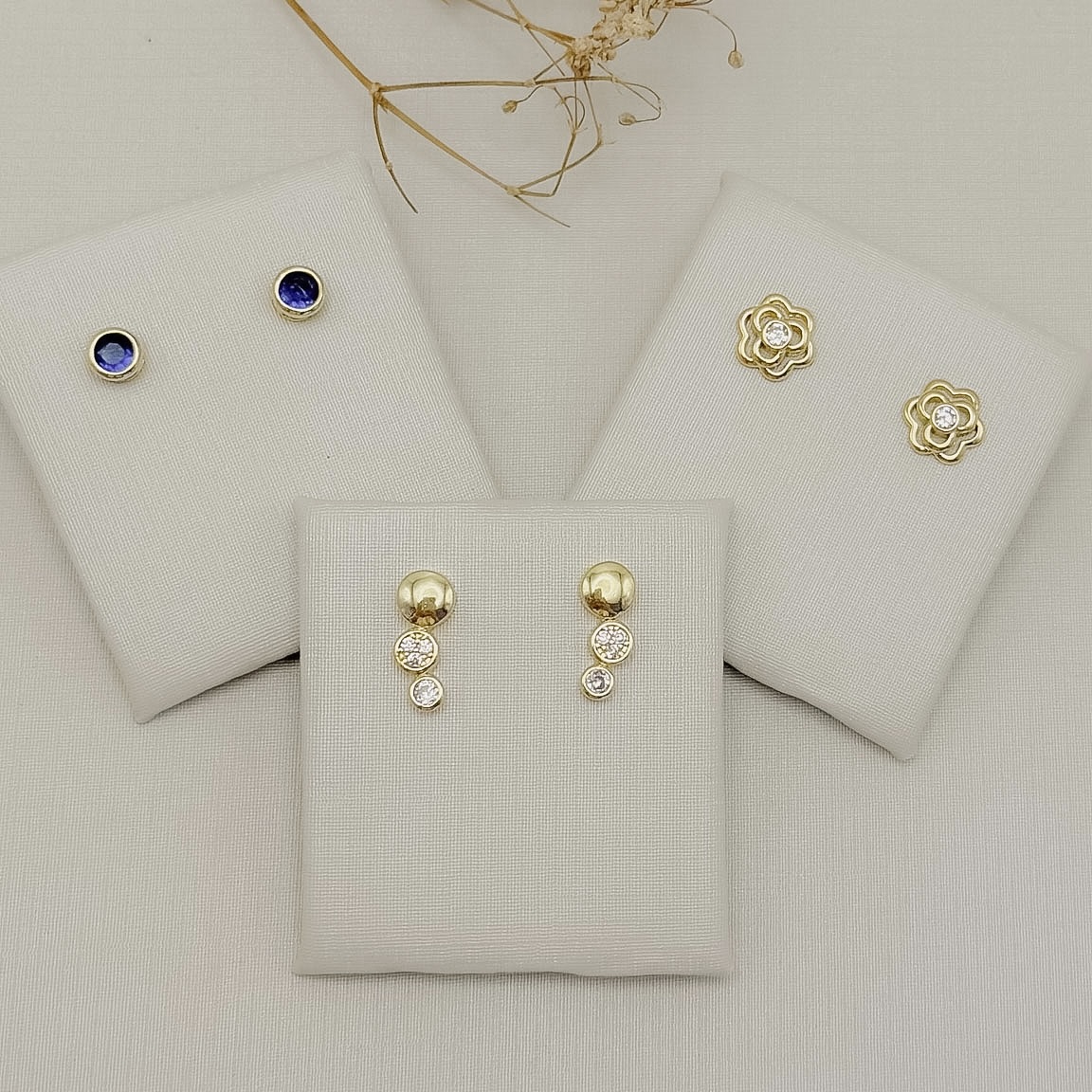 07.2938.1.O - Brinco estilo mini earcuff em círculos. Grande liso, médio chuveiro e menor ponto de luz