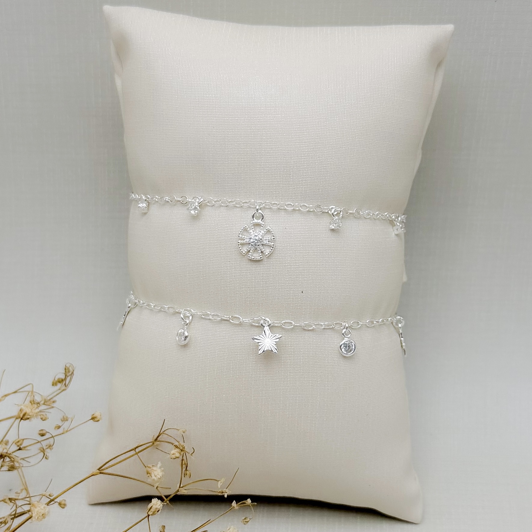 12.2372.1.S - Pulseira de elos portugues com pingentes de ponto de luz e flor geometrica