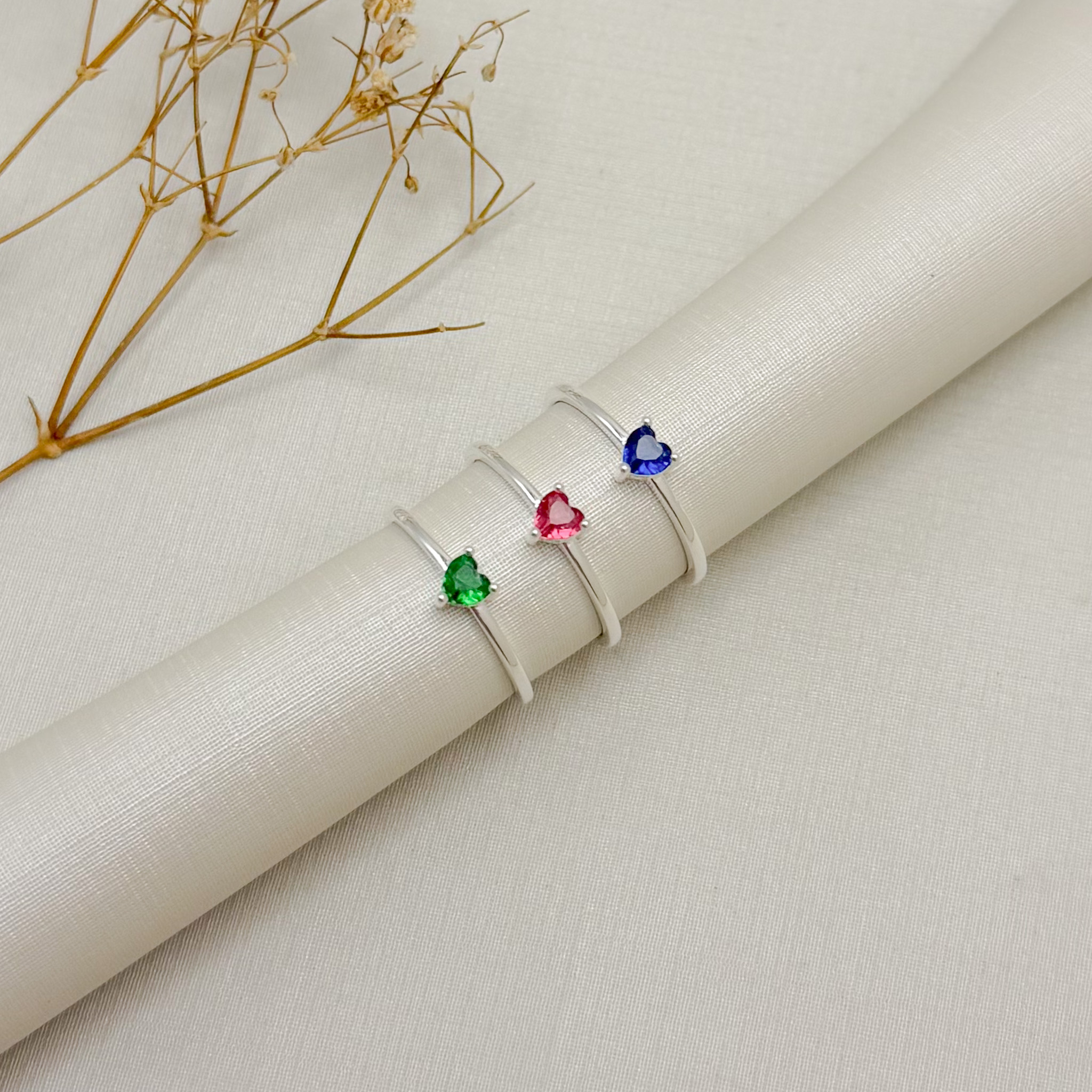 03.2635.5.S - (13) Anel de aro fino polido com solitario de coração em garras