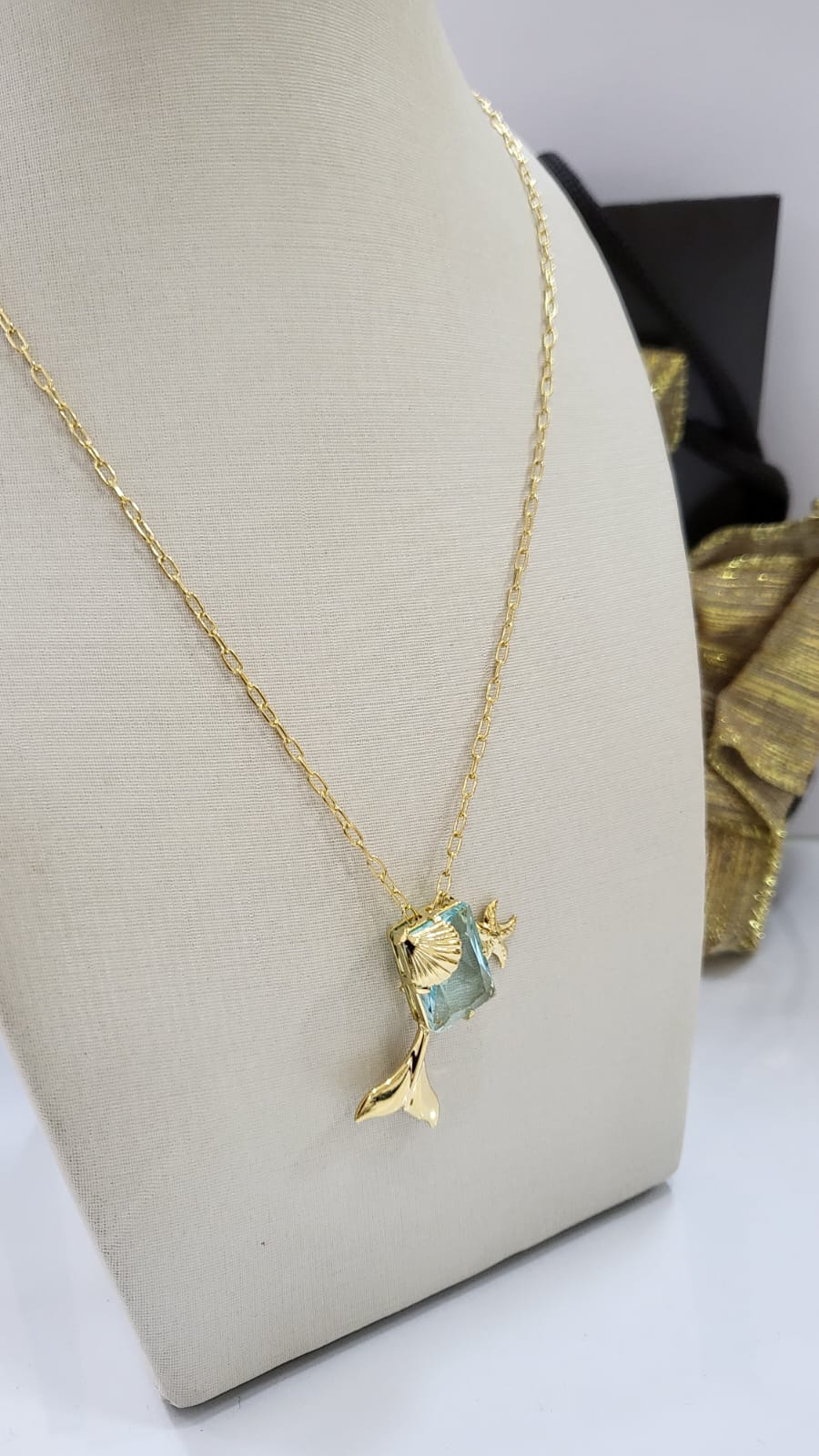Gargantilha com pedra retangular na cor agata azul ceu com estrela do mar cauda e concha banhada a ouro 18K TAM45CM