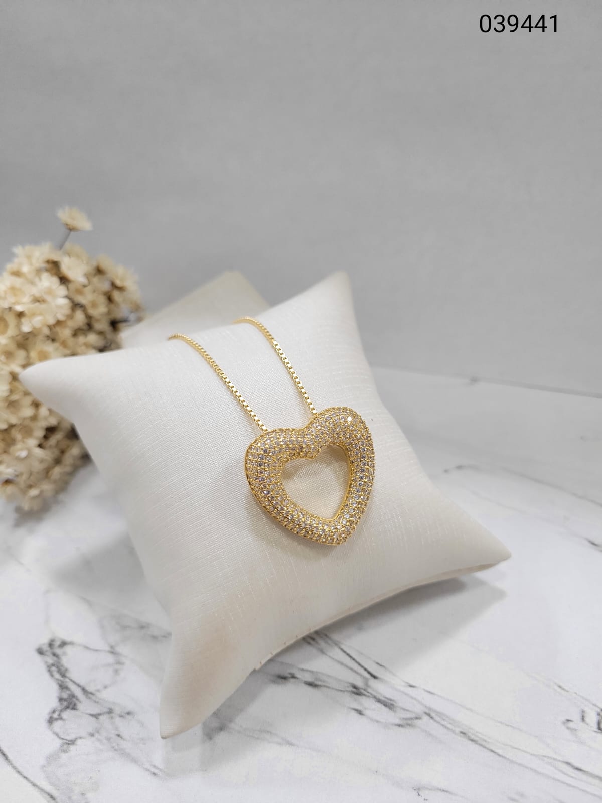 Colar veneziana fina com  coracao luxo vazado cravejado banhado a ouro 18k TAM45CM