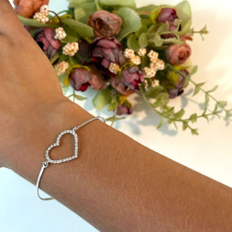 PULSEIRA FITA COM CORAÇÃO VAZADO CRAVEJADO EM VOLTA