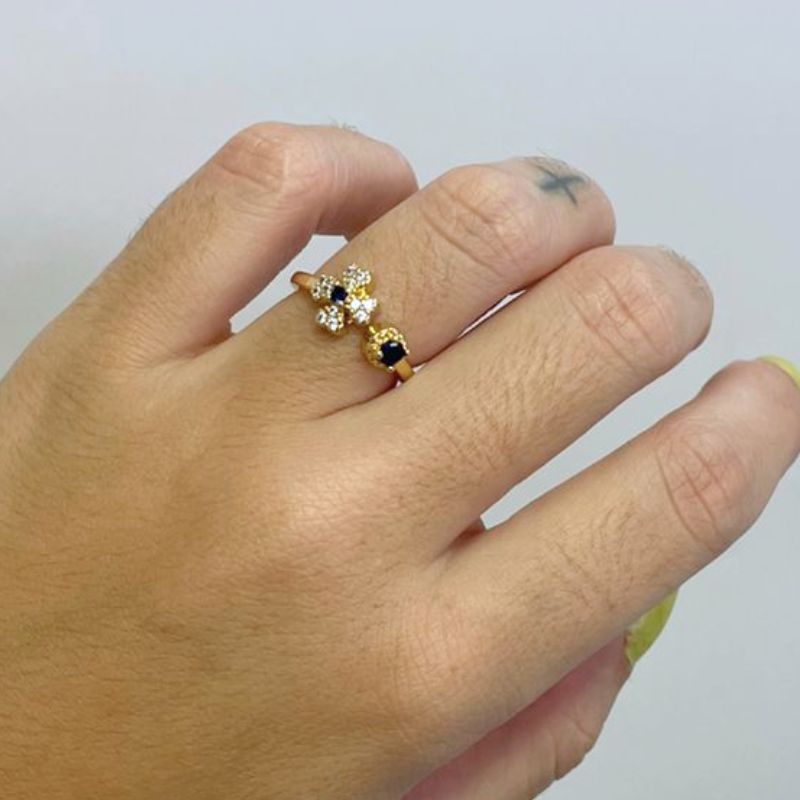 ANEL TREVO COM PEDRA SAFIRA