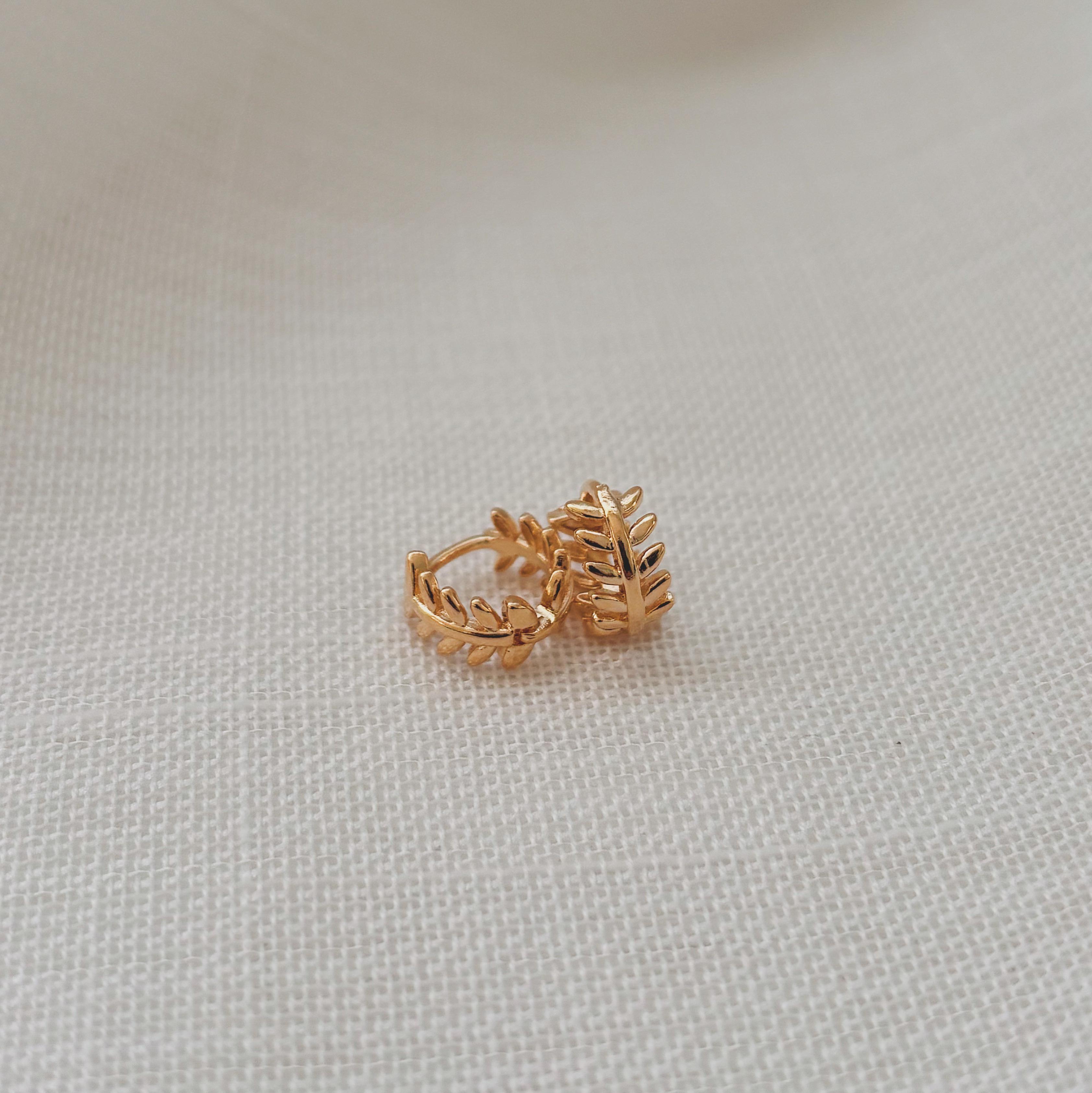 BRINCO ARGOLA FOLHINHAS. TAMANHO P. BANHADA A OURO 18K.