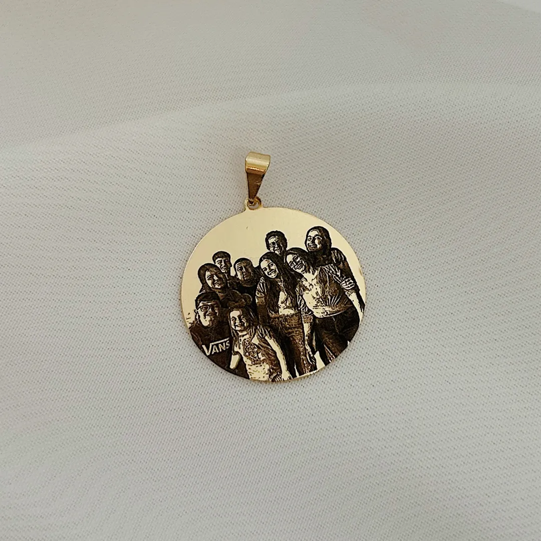 COLAR PERSONALIZADO MEDALHA 25MM PRATEADO. 45CM DE COMPRIMENTO E 5CM DE REGULAGEM. BANHADO A PRATA.