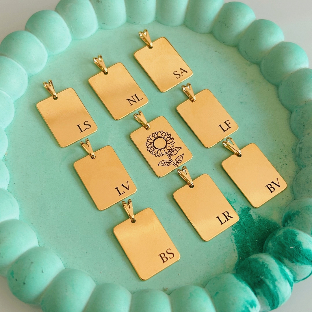 COLAR PERSONALIZADO PLAQUINHA 15X20MM DOURADO. 45CM DE COMPRIMENTO E 5CM DE REGULAGEM. BANHADOS A OURO 18K.
