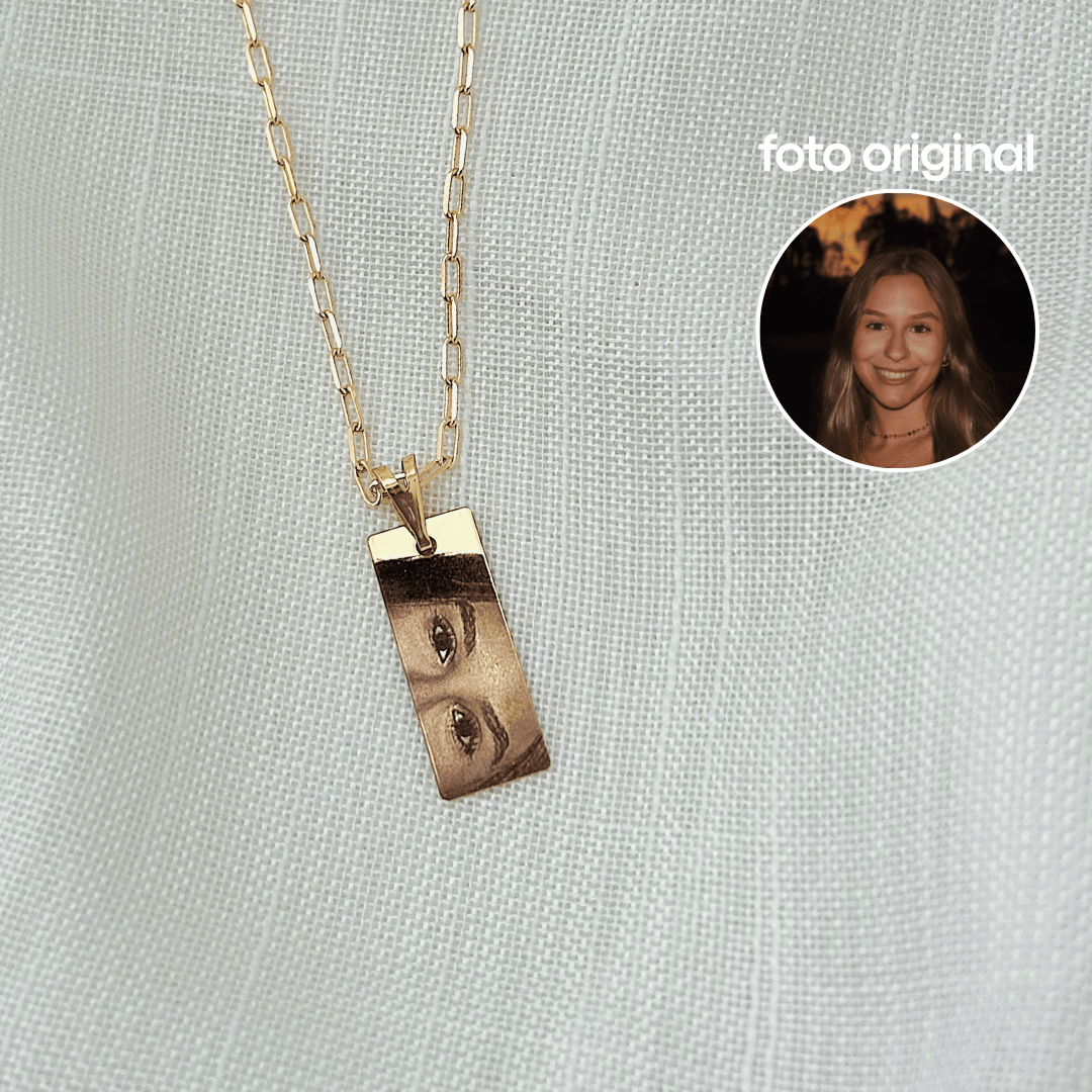 COLAR PERSONALIZADO PLAQUINHA 10X25MM DOURADA. 60CM DE COMPRIMENTO. BANHADO A OURO 18K.