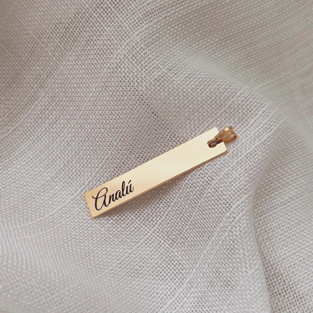 COLAR PERSONALIZADO PLAQUINHA 7X37MM DOURADO. 45CM DE COMPRIMENTO E 5CM DE REGULAGEM. BANHADO A OURO 18K.