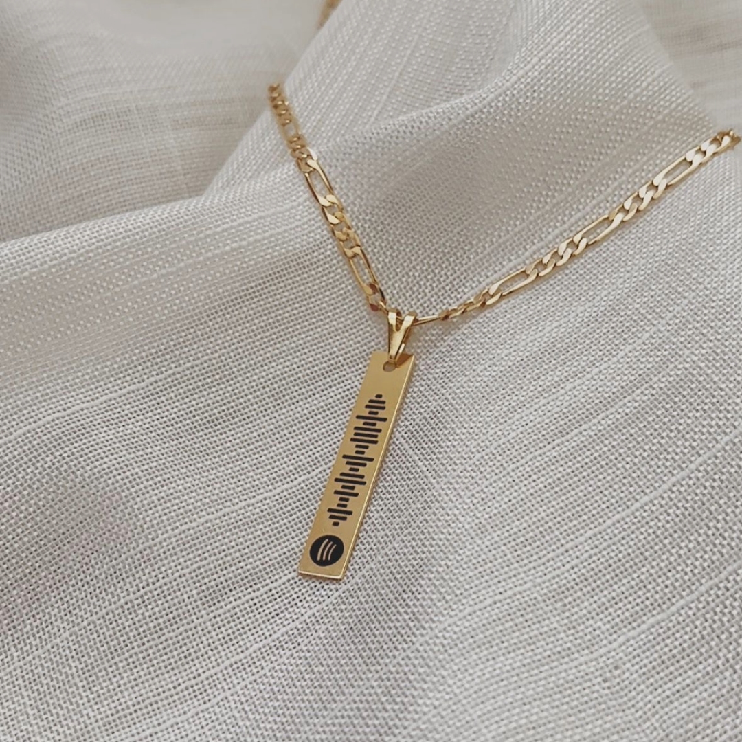COLAR PERSONALIZADO PLAQUINHA 7X37MM DOURADO. 60CM DE COMPRIMENTO. BANHADO A OURO 18K.