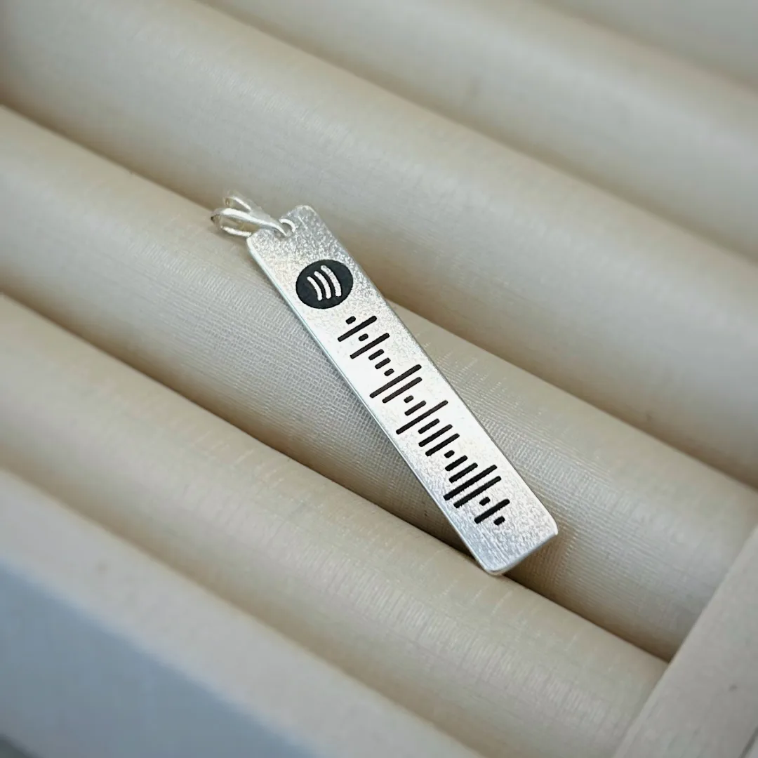 COLAR PERSONALIZADO PLAQUINHA 7X37MM PRATEADA. 60CM DE COMPRIMENTO. BANHADO A PRATA.