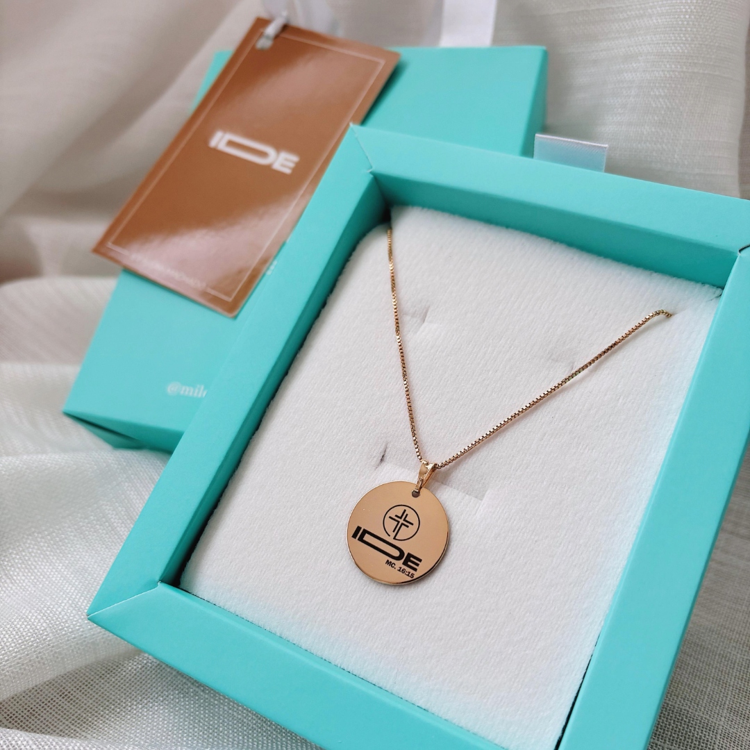 COLAR PERSONALIZADO IDE GLOBO MC 16:15. MEDALHA 20MM BANHADA A OURO 18K. 45CM DE COMPRIMENTO E 5CM DE REGULAGEM.
