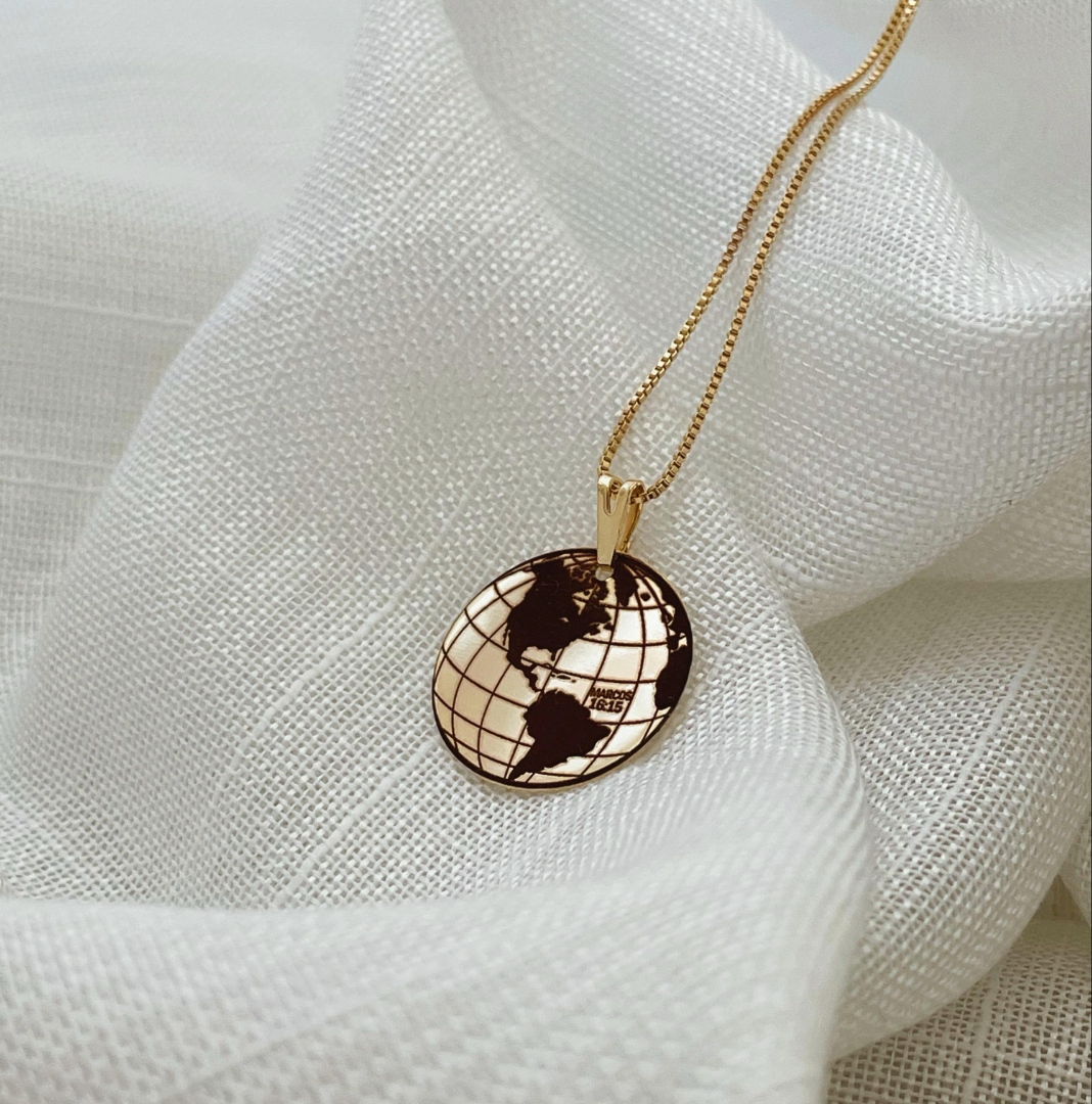 COLAR PERSONALIZADO IDE GLOBO MC 16:15. MEDALHA 20MM BANHADA A OURO 18K. 45CM DE COMPRIMENTO E 5CM DE REGULAGEM.