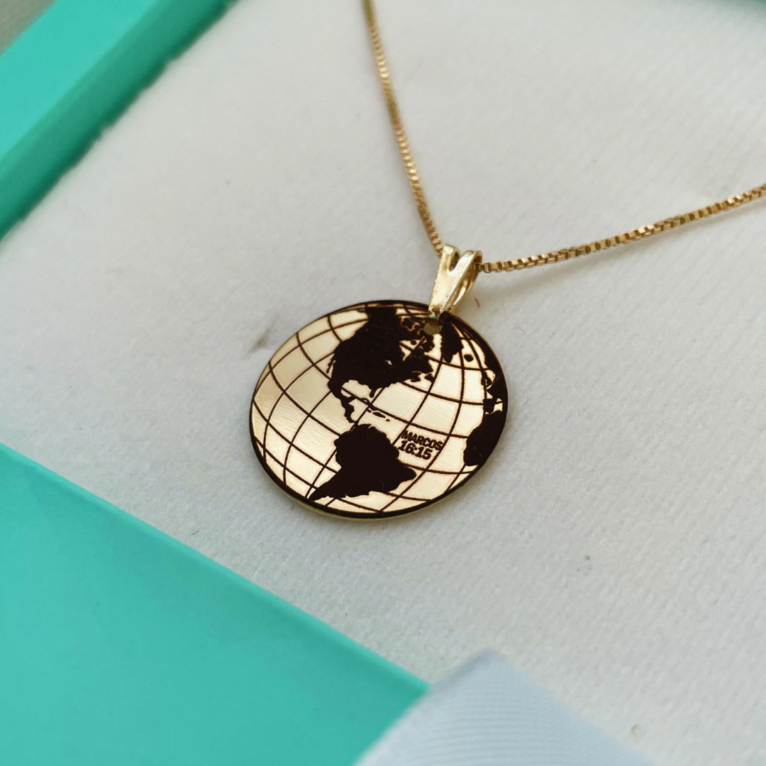 COLAR PERSONALIZADO IDE GLOBO MC 16:15. MEDALHA 20MM BANHADA A OURO 18K. 45CM DE COMPRIMENTO E 5CM DE REGULAGEM.