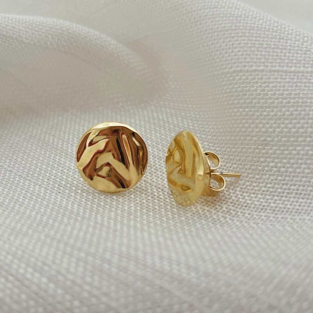 BRINCO CÍRCULO AMASSADO. 1,CM DE DIÂMETRO.BANHADO A OURO 18K