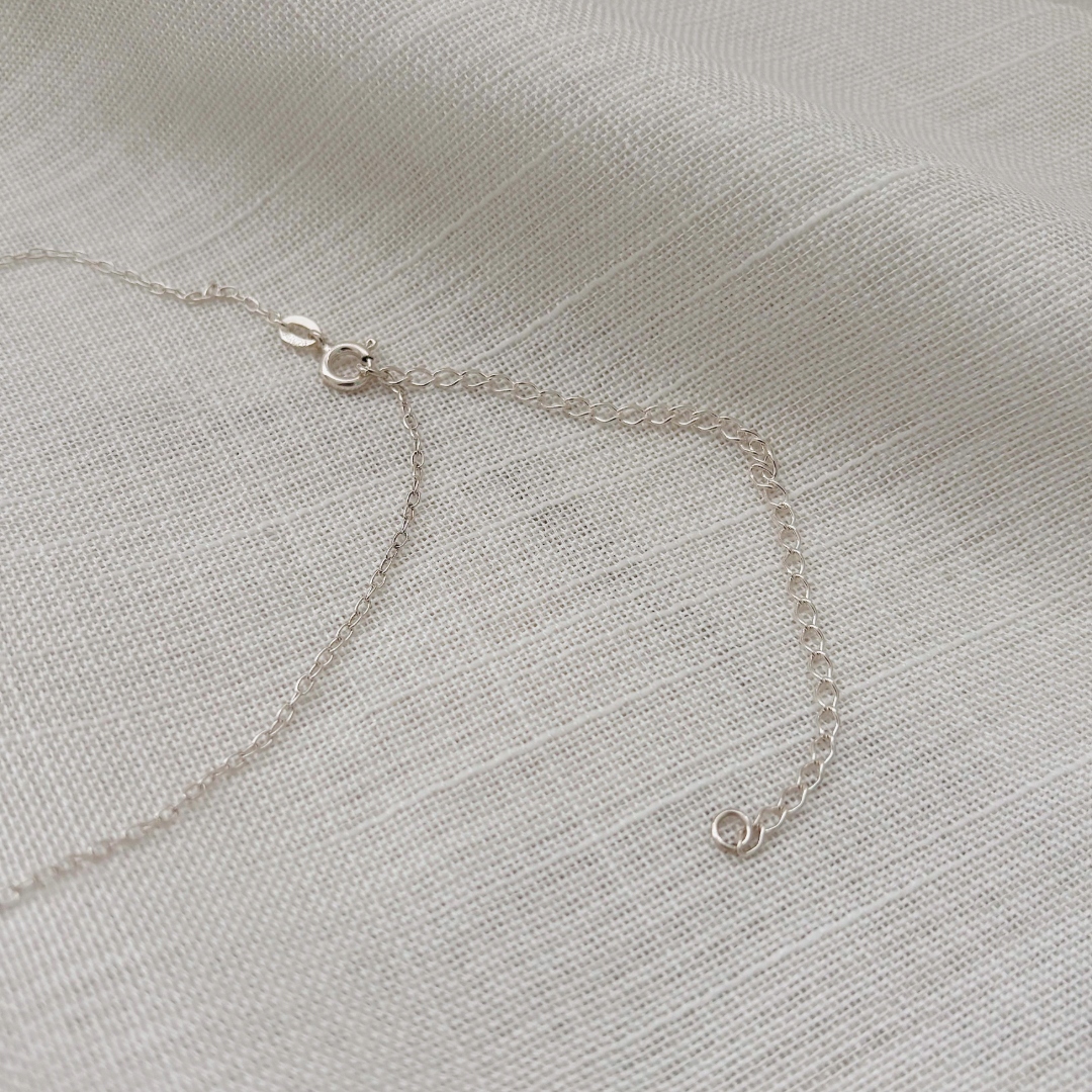 CHOKER CORAÇÃO COM ESPÍRITO SANTO E CRISTAIS. 35CM DE COMPRIMENTO E 10CM DE REGULAGEM. EM PRATA 925.