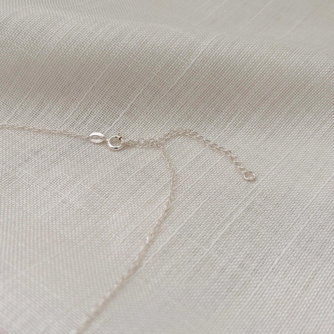 COLAR 3 CORAÇÕES COM CRISTAIS TURMALINA. 40CM DE COMPRIMENTO E 5CM DE REGULAGEM. EM PRATA 925.