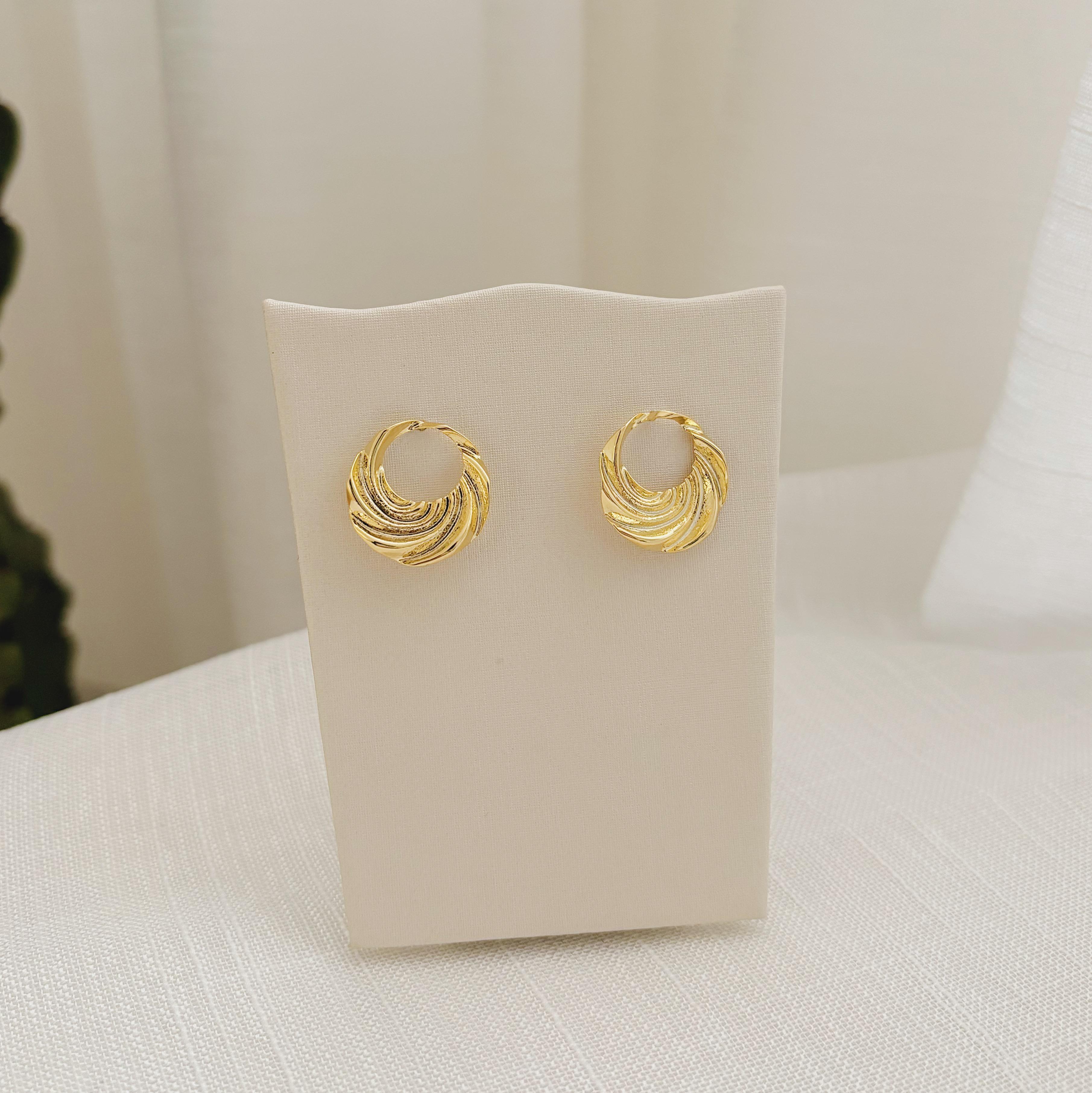 BRINCO CÍRCULO VAZADO VÓRTICE. BANHADO A OURO 18K.