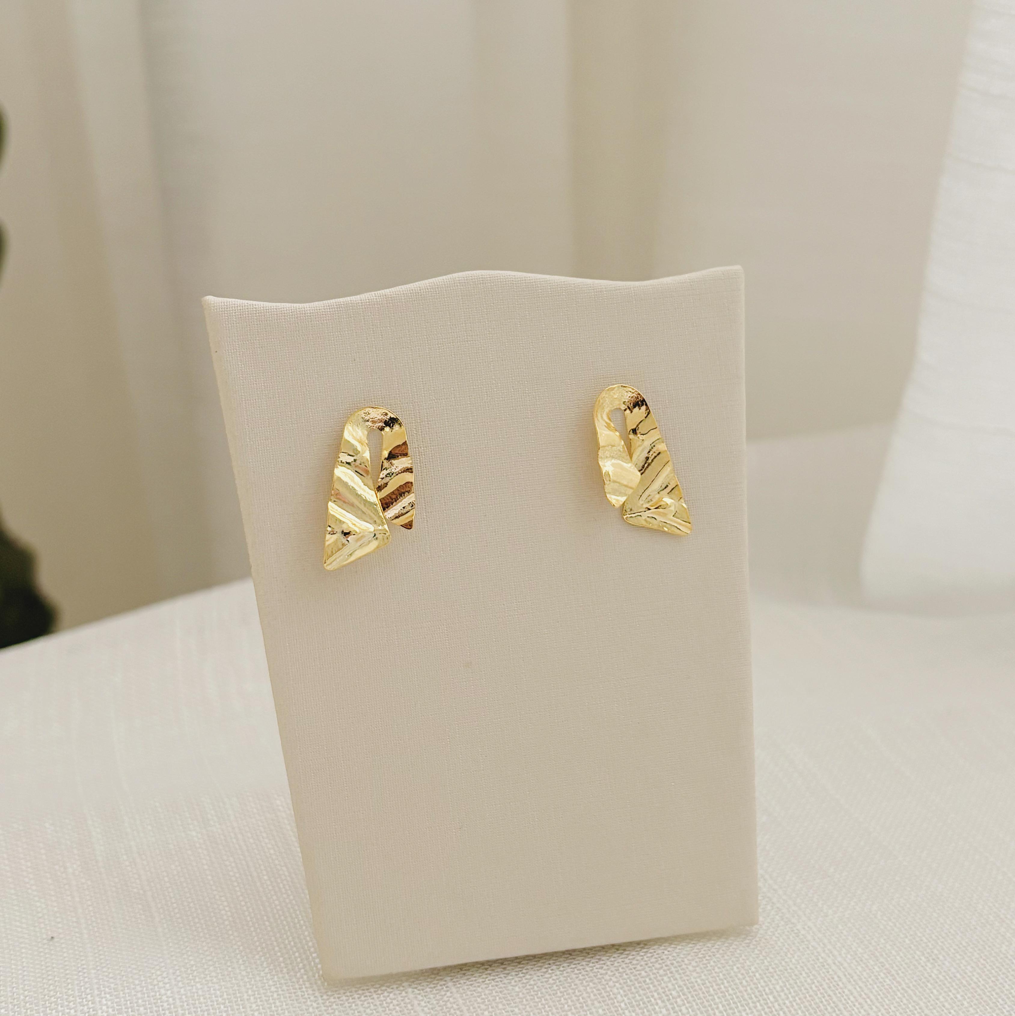 BRINCO ORGÂNICO TECIDO . BANHADO A OURO 18K.
