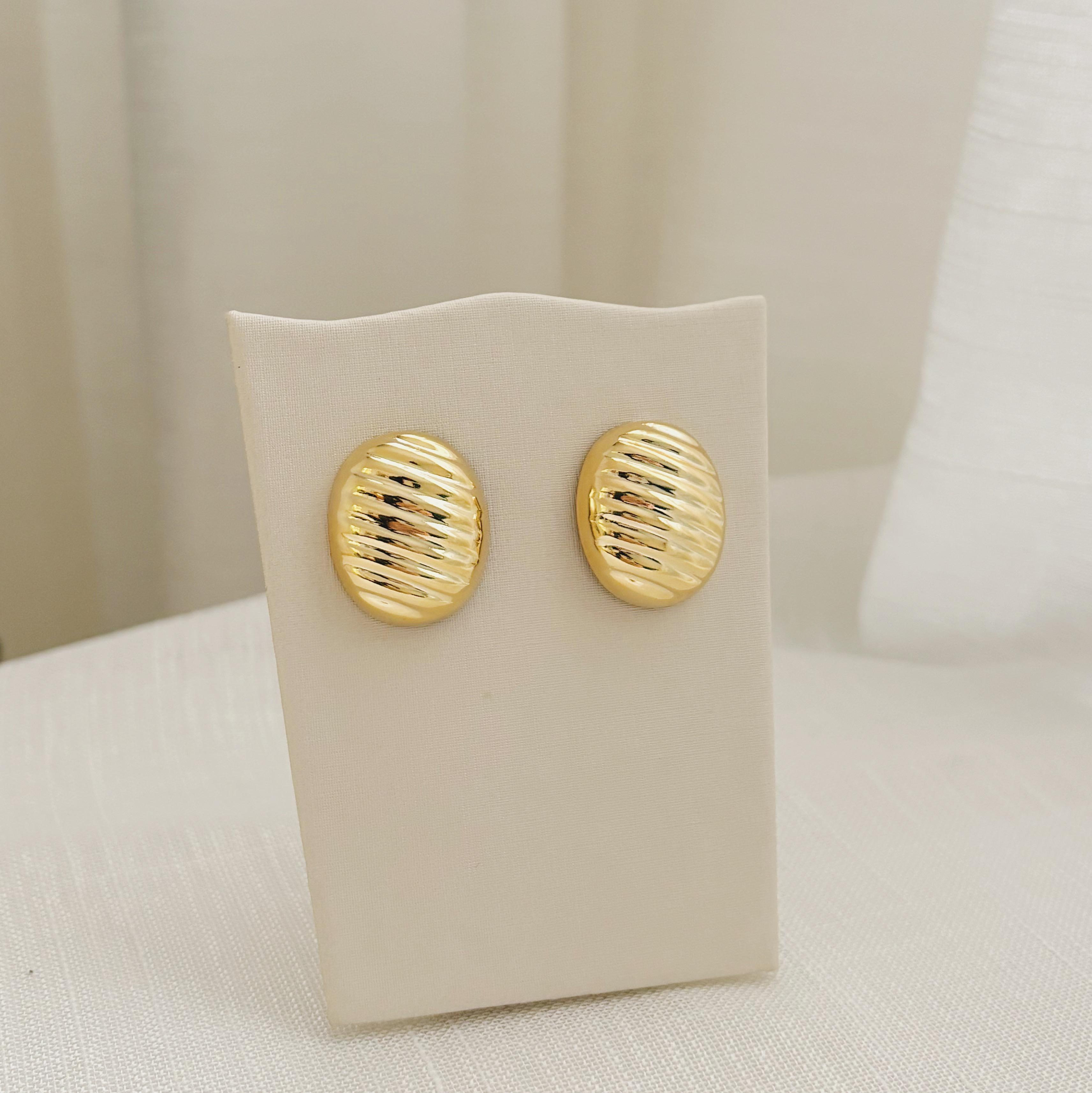 BRINCO MEIA ESFERA OVAL TEXTURIZADA . BANHADO A OURO 18K.