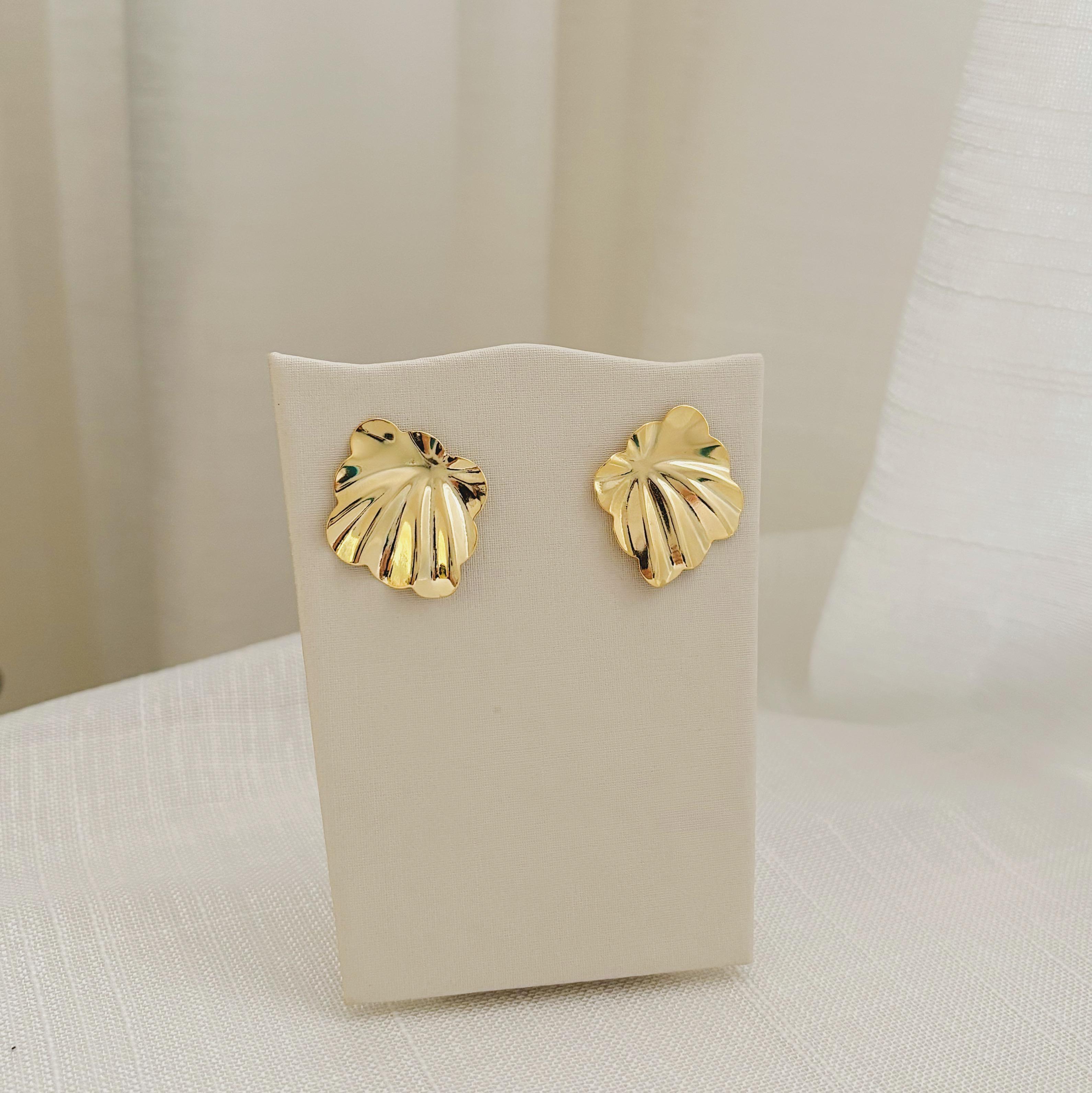 BRINCO QUADRADO COM BORDA ARREDONDADA. BANHADO A OURO 18K.