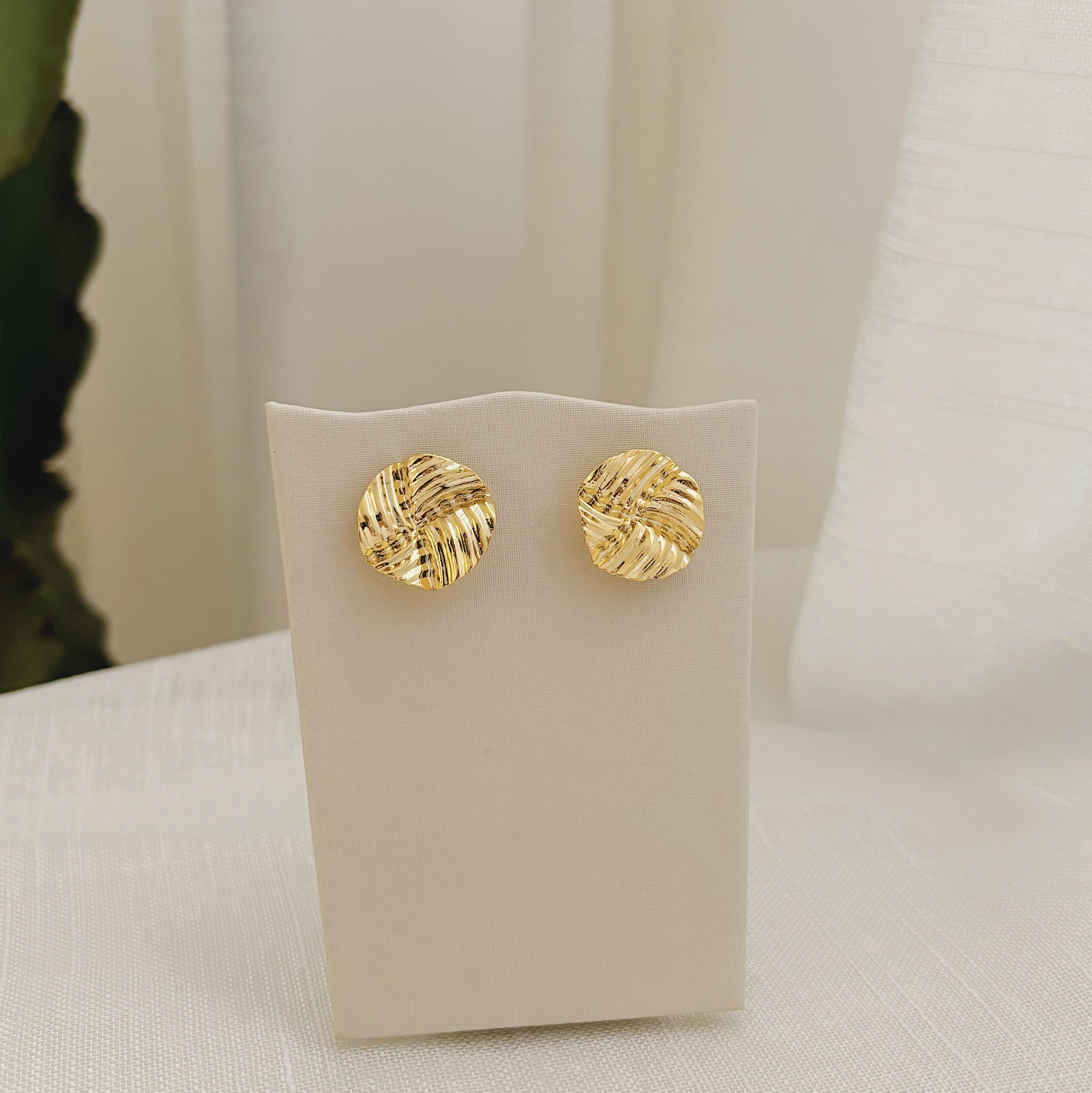 BRINCO CÍRCULO TRAMA. BANHADO A OURO 18K.