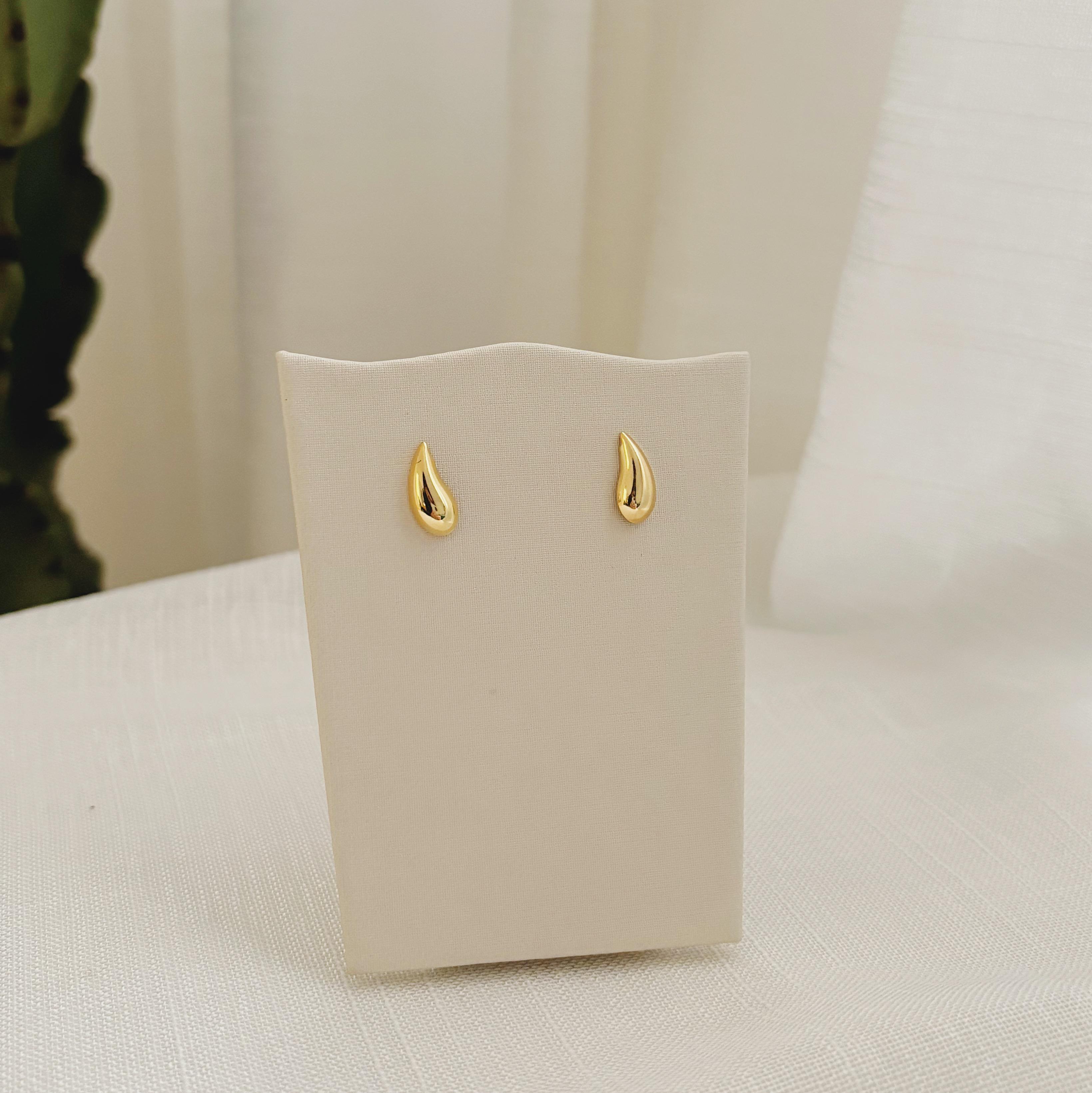 BRINCO MINI VÍRGULA. BANHADO A OURO 18K.