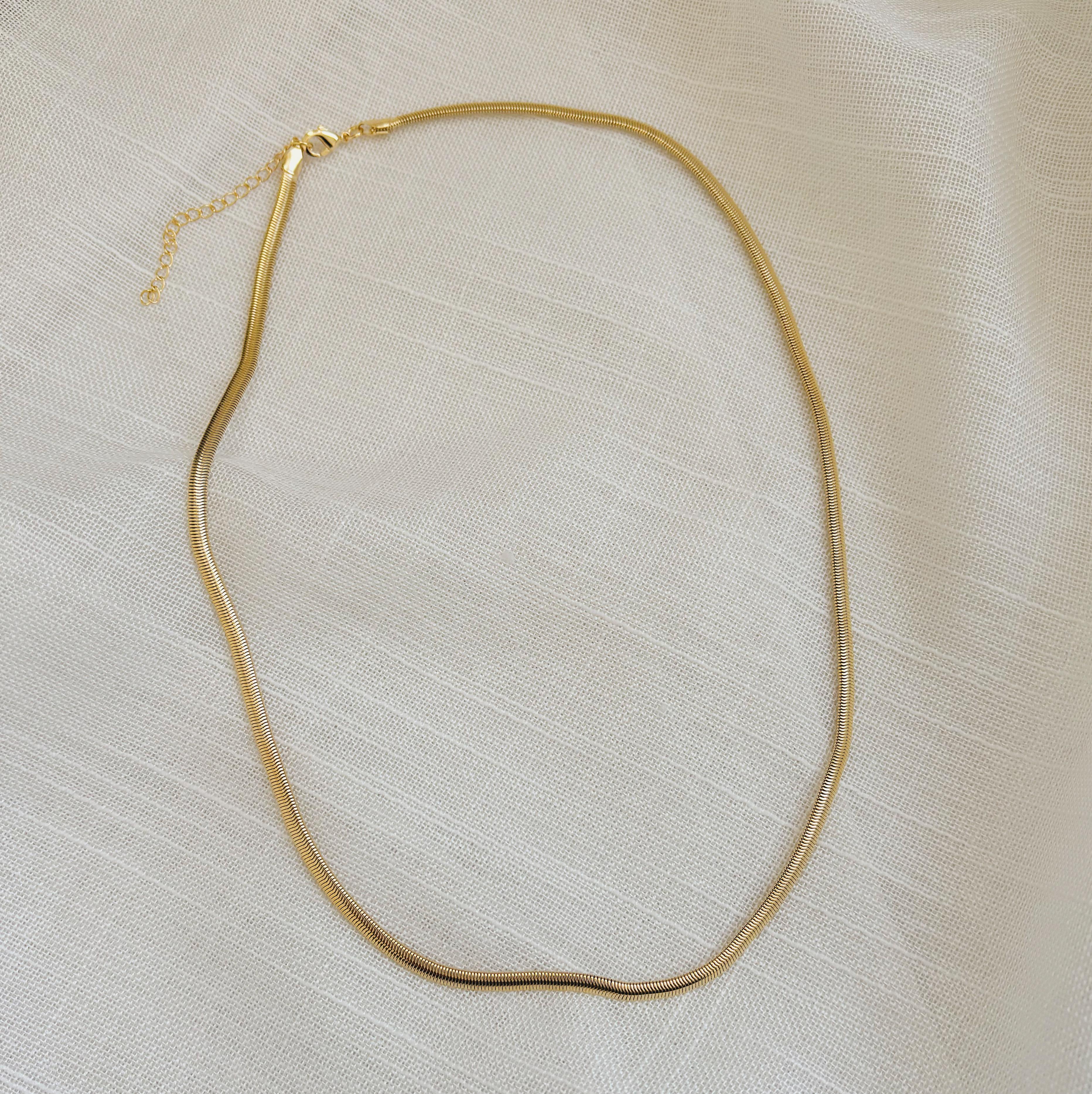 COLAR SNAKE COM 3MM DE ESPESSURA. 45CM DE COMPRIMENTO E 5CM DE REGULAGEM. BANHADO A OURO 18K.