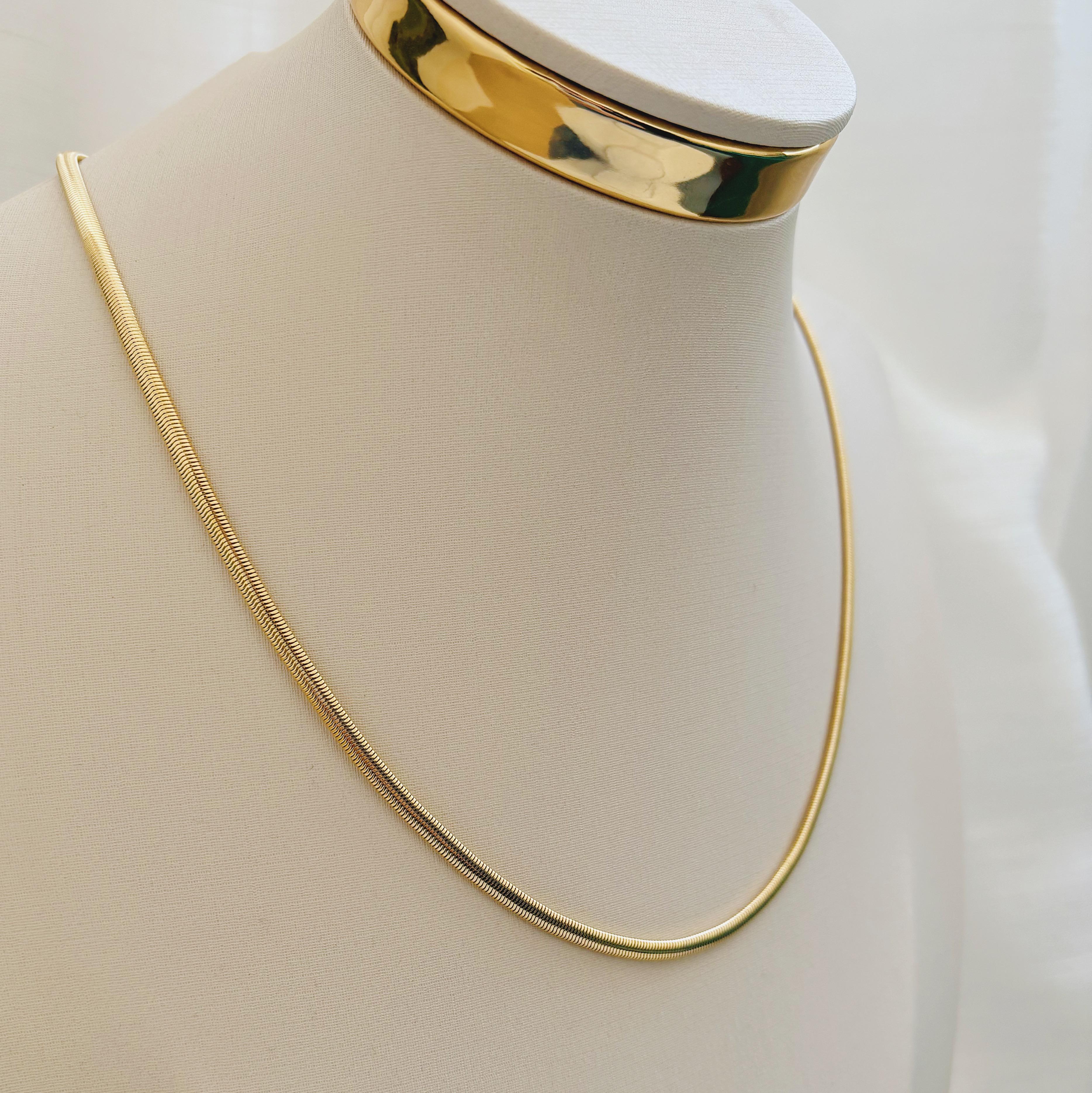 COLAR SNAKE COM 3MM DE ESPESSURA. 45CM DE COMPRIMENTO E 5CM DE REGULAGEM. BANHADO A OURO 18K.