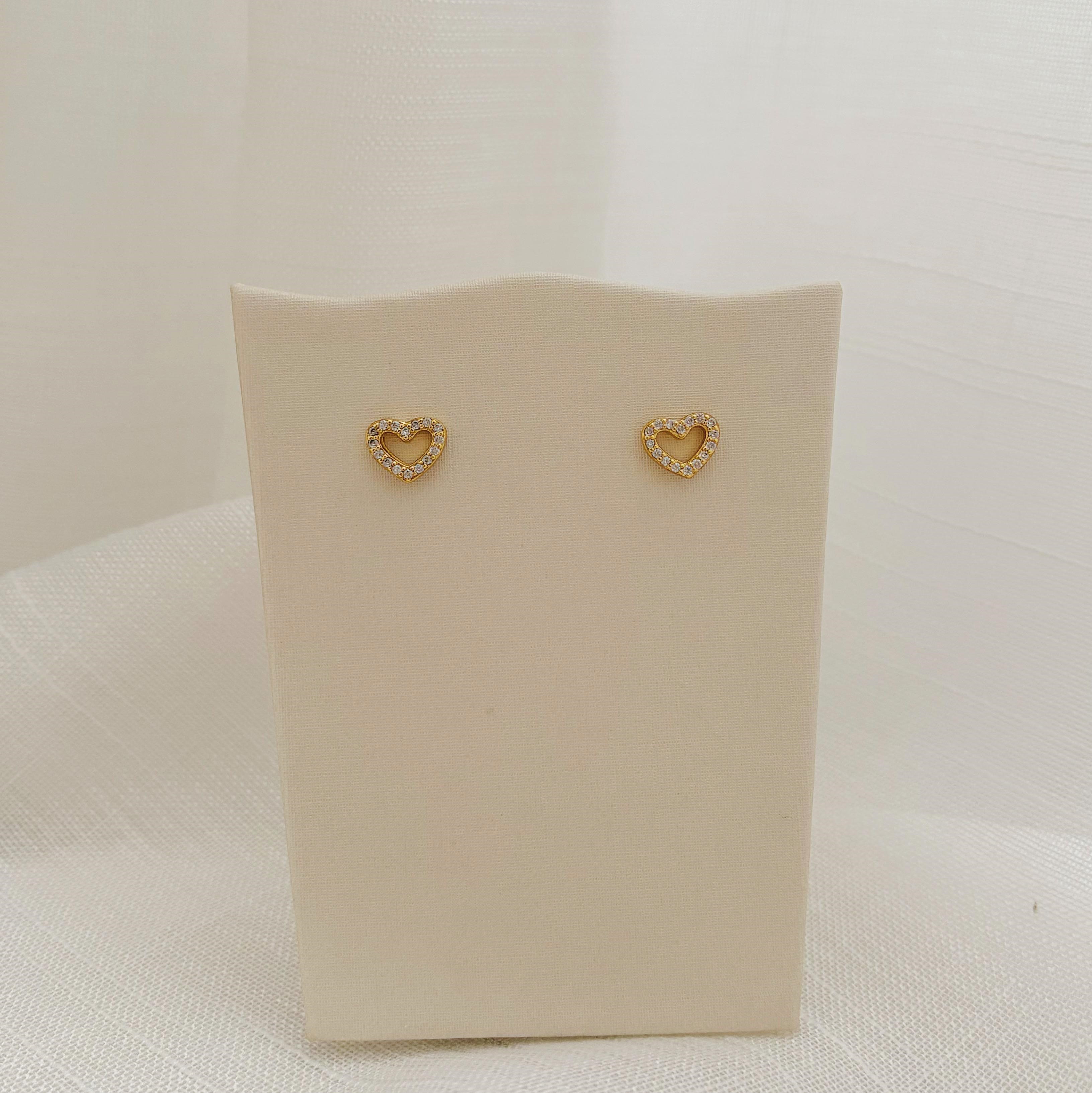 BRINCO CORAÇÃO VAZADO CRAVEJADO.1CM DE LARGURA. BANHADO A OURO 18K