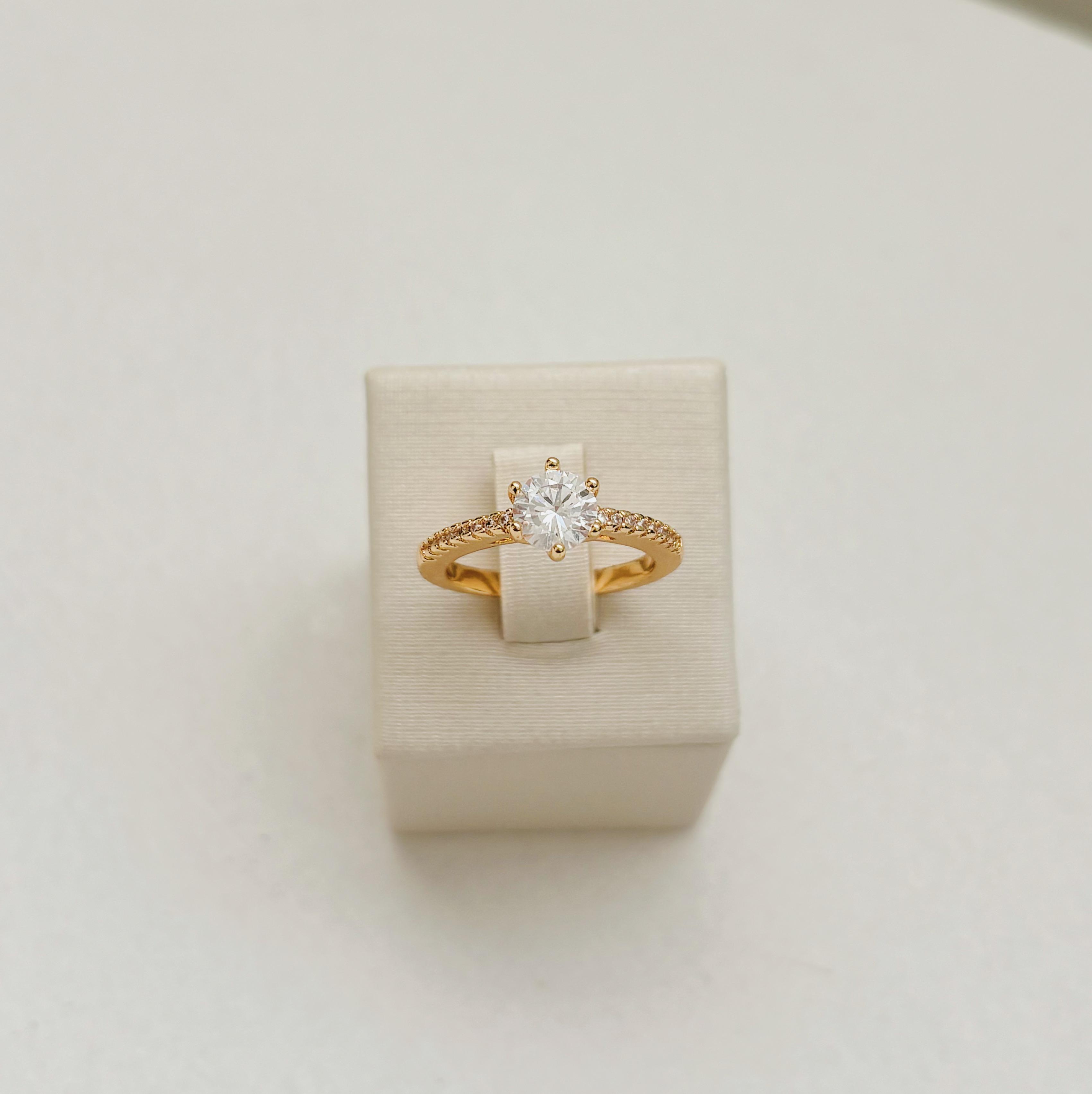 ANEL SOLITÁRIO ALTO. ZIRCÔNIA 6MM COM CRAVEJADO LATERAL. TAMANHO 13. BANHADO A OURO 18K.