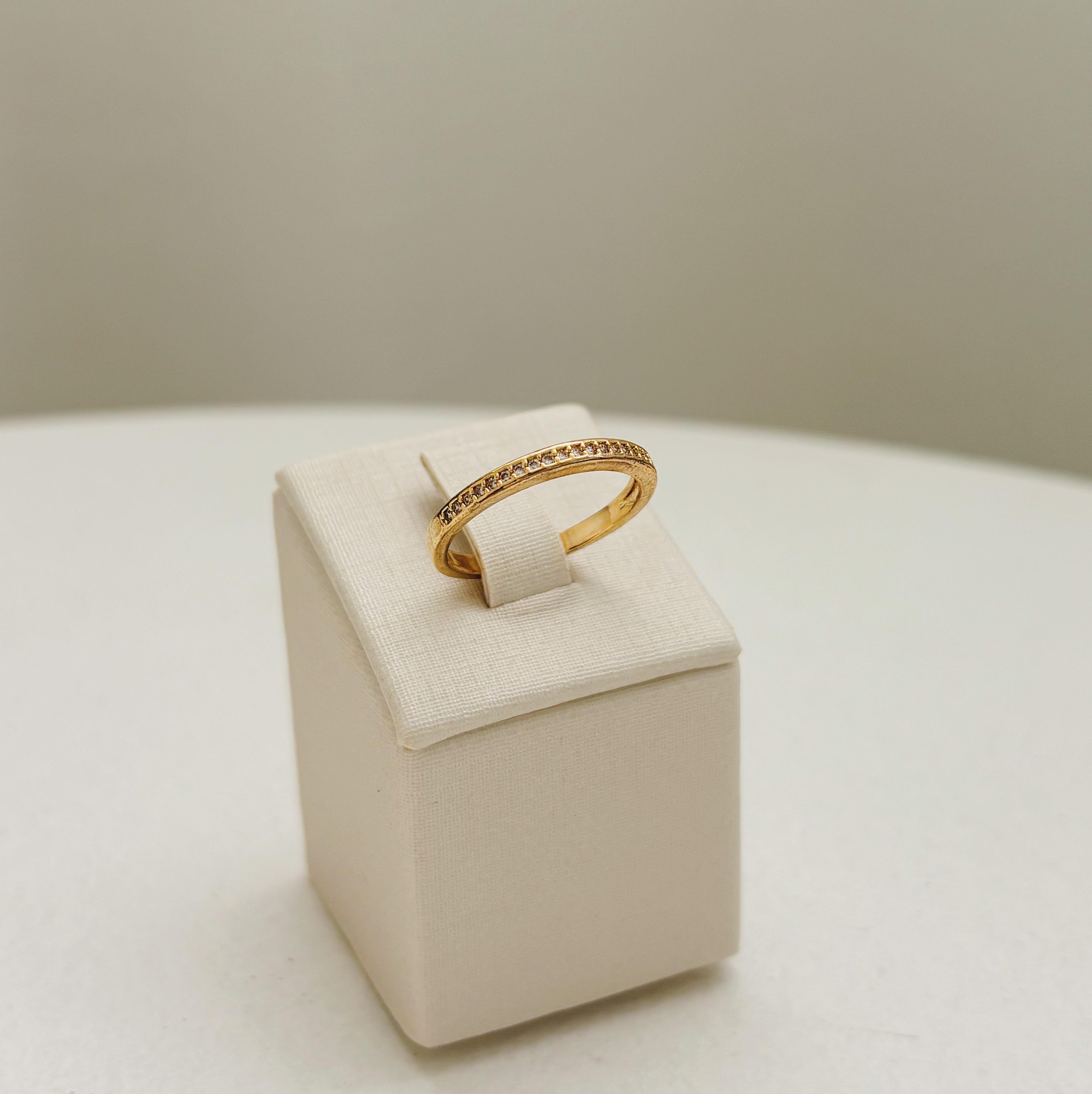 ANEL MEIA ALIANÇA ACABAMENTO QUADRADO. TAMANHO 22. BANHADO A OURO 18K.